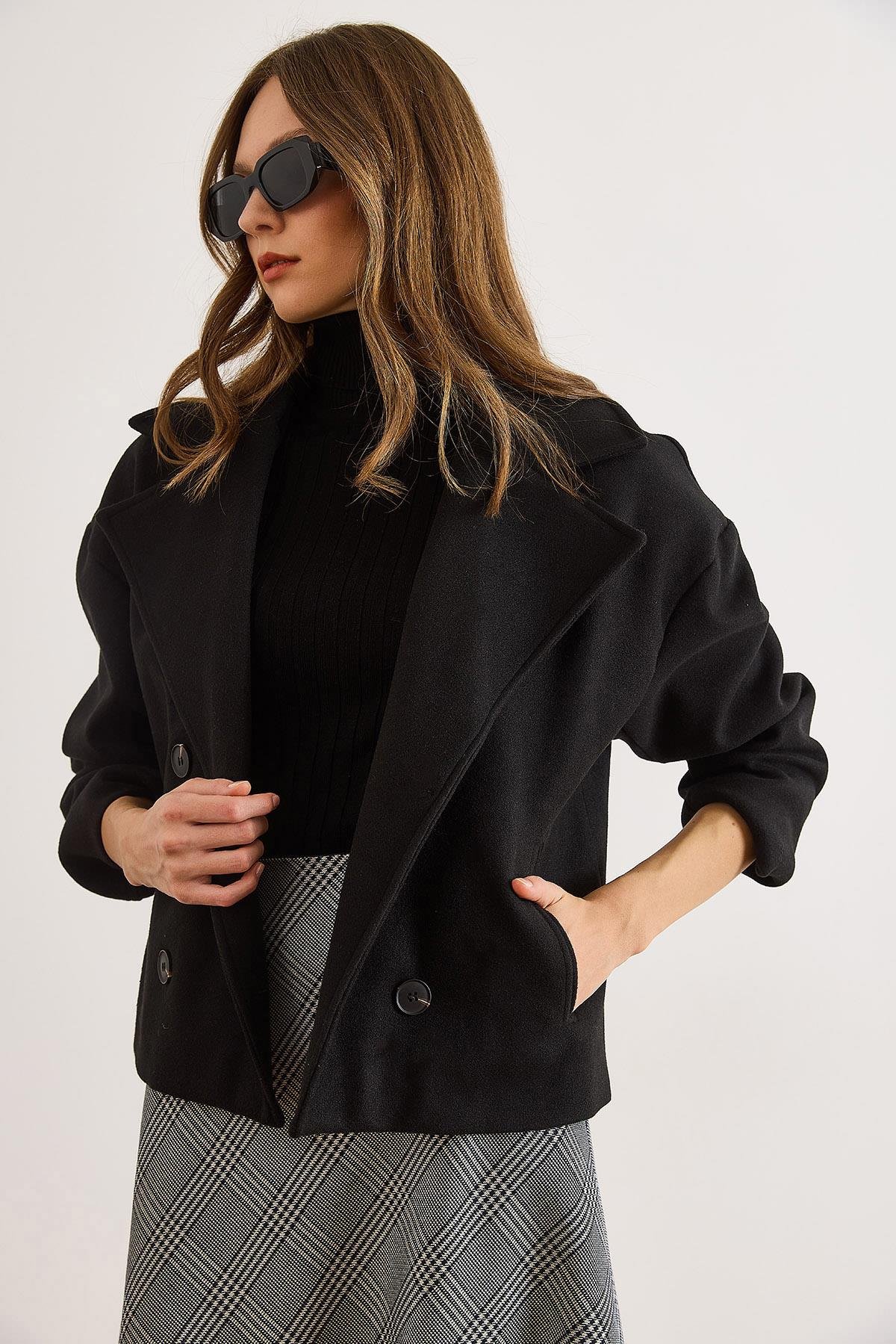 Astarlı Kruvaze Yaka Cepli Kısa Kaşe Kaban Siyah