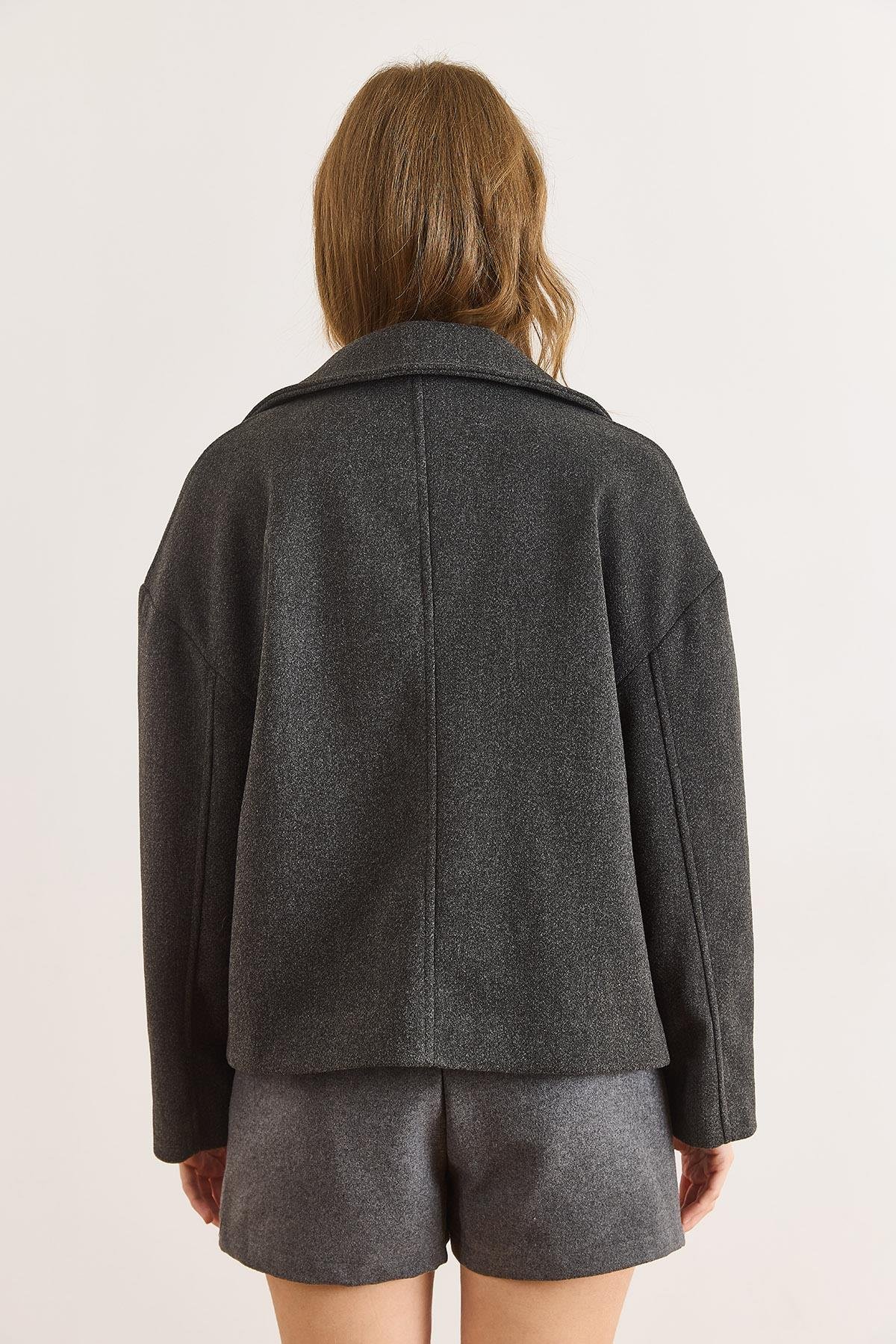 Astarlı Kruvaze Yaka Cepli Kısa Kaşe Kaban Füme