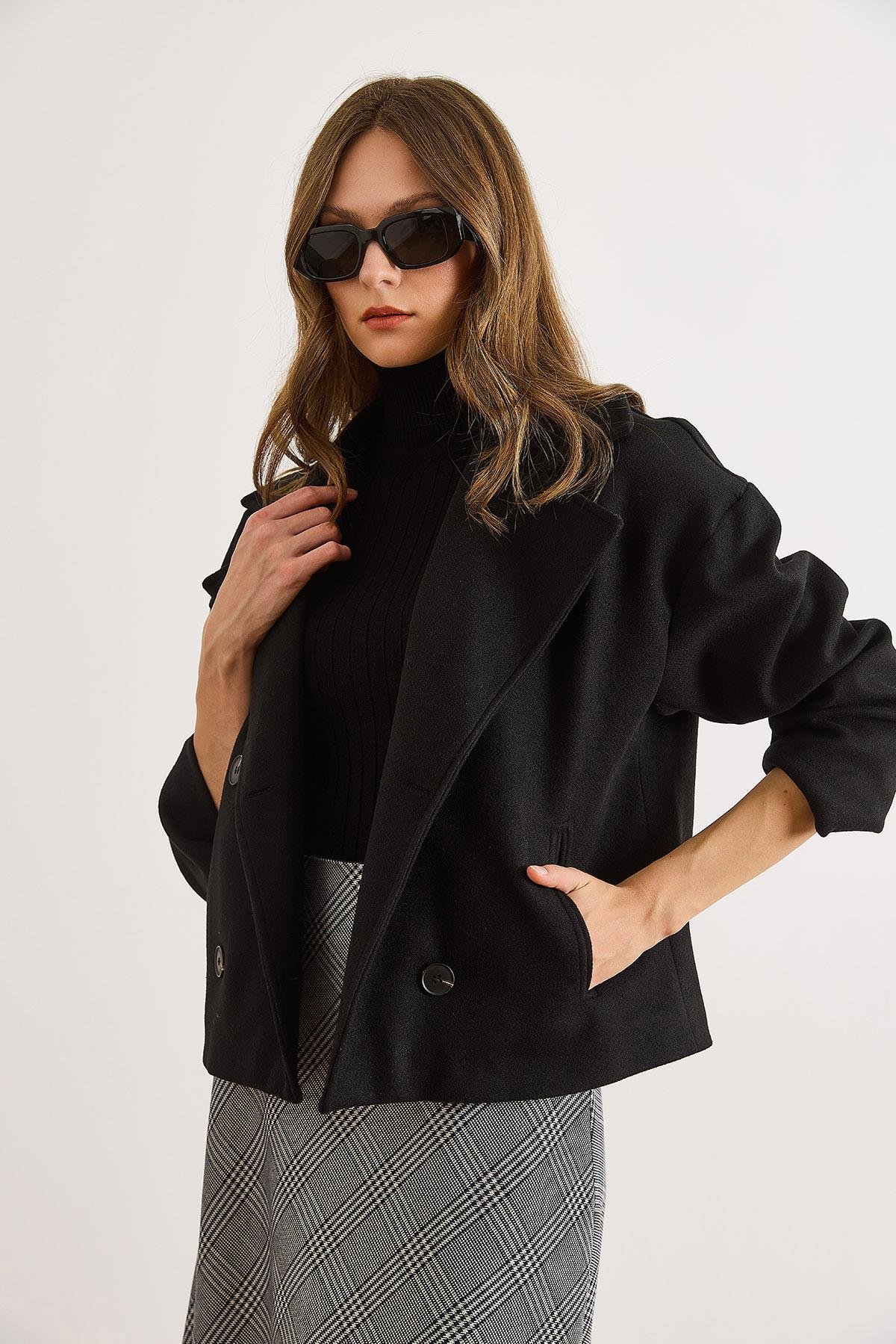 Astarlı Kruvaze Yaka Cepli Kısa Kaşe Kaban Siyah