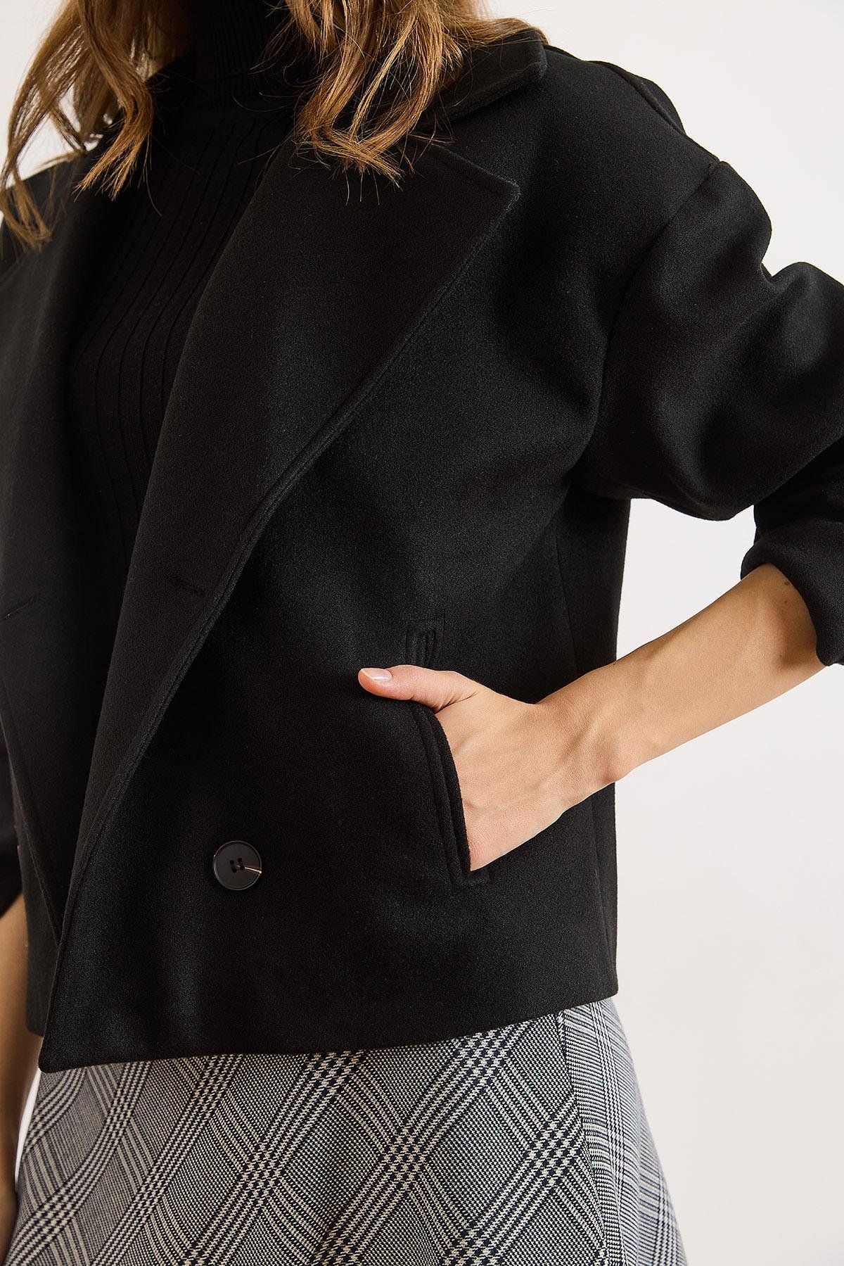 Astarlı Kruvaze Yaka Cepli Kısa Kaşe Kaban Siyah