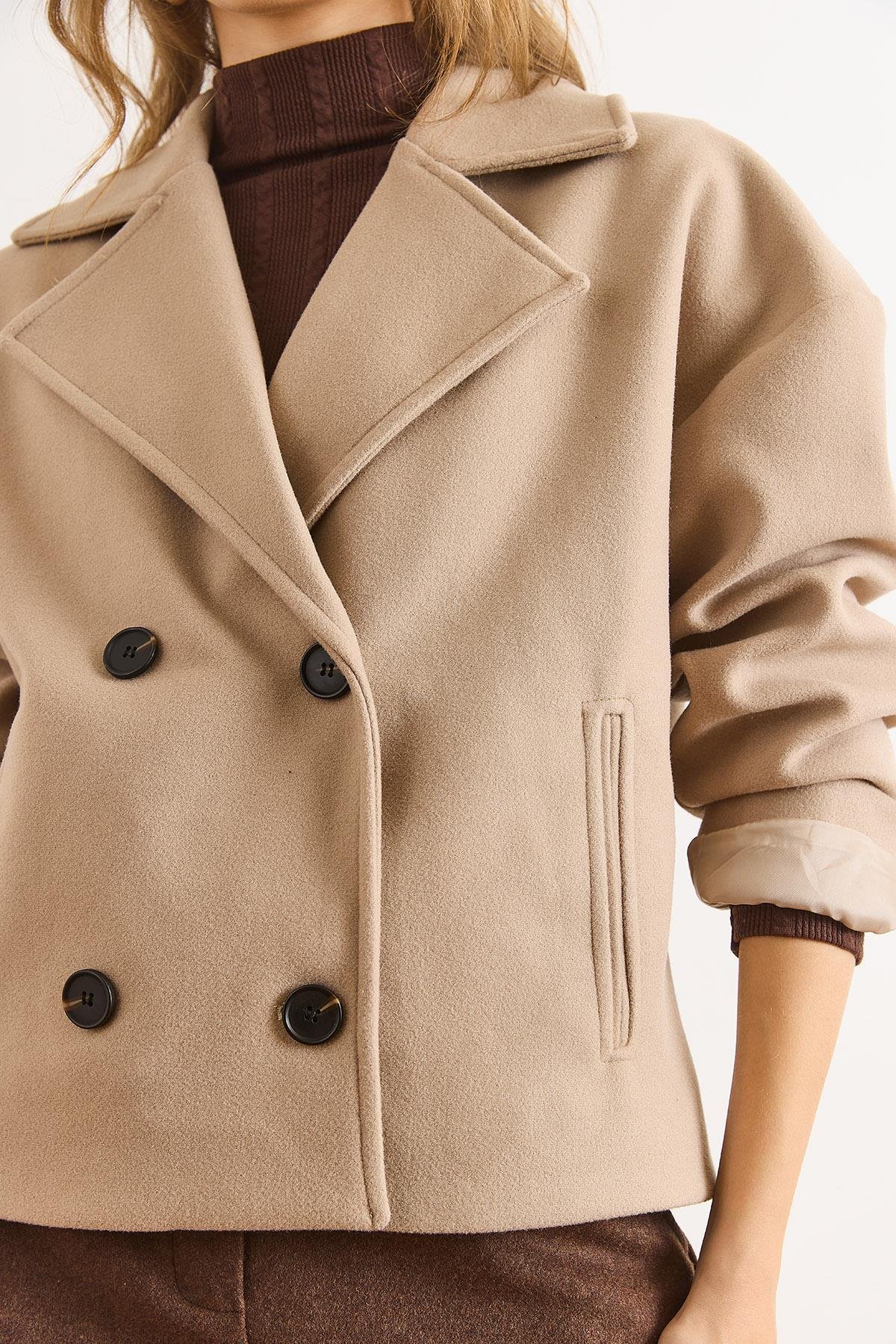 Astarlı Kruvaze Yaka Cepli Kısa Kaşe Kaban Taş