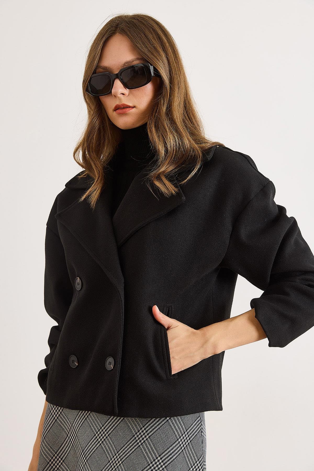 Astarlı Kruvaze Yaka Cepli Kısa Kaşe Kaban Siyah