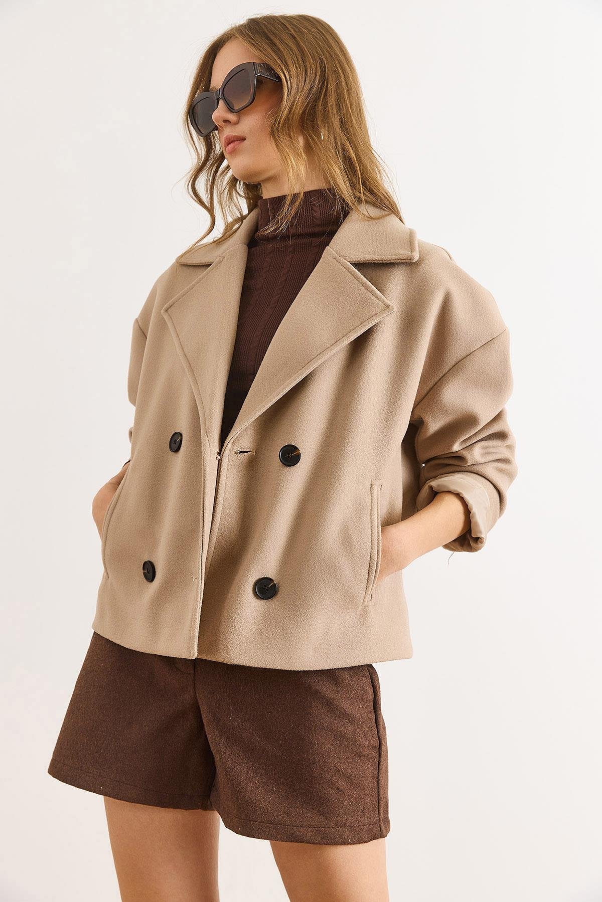 Astarlı Kruvaze Yaka Cepli Kısa Kaşe Kaban Taş