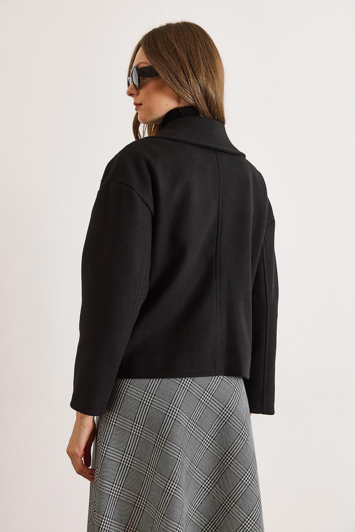 Astarlı Kruvaze Yaka Cepli Kısa Kaşe Kaban Siyah