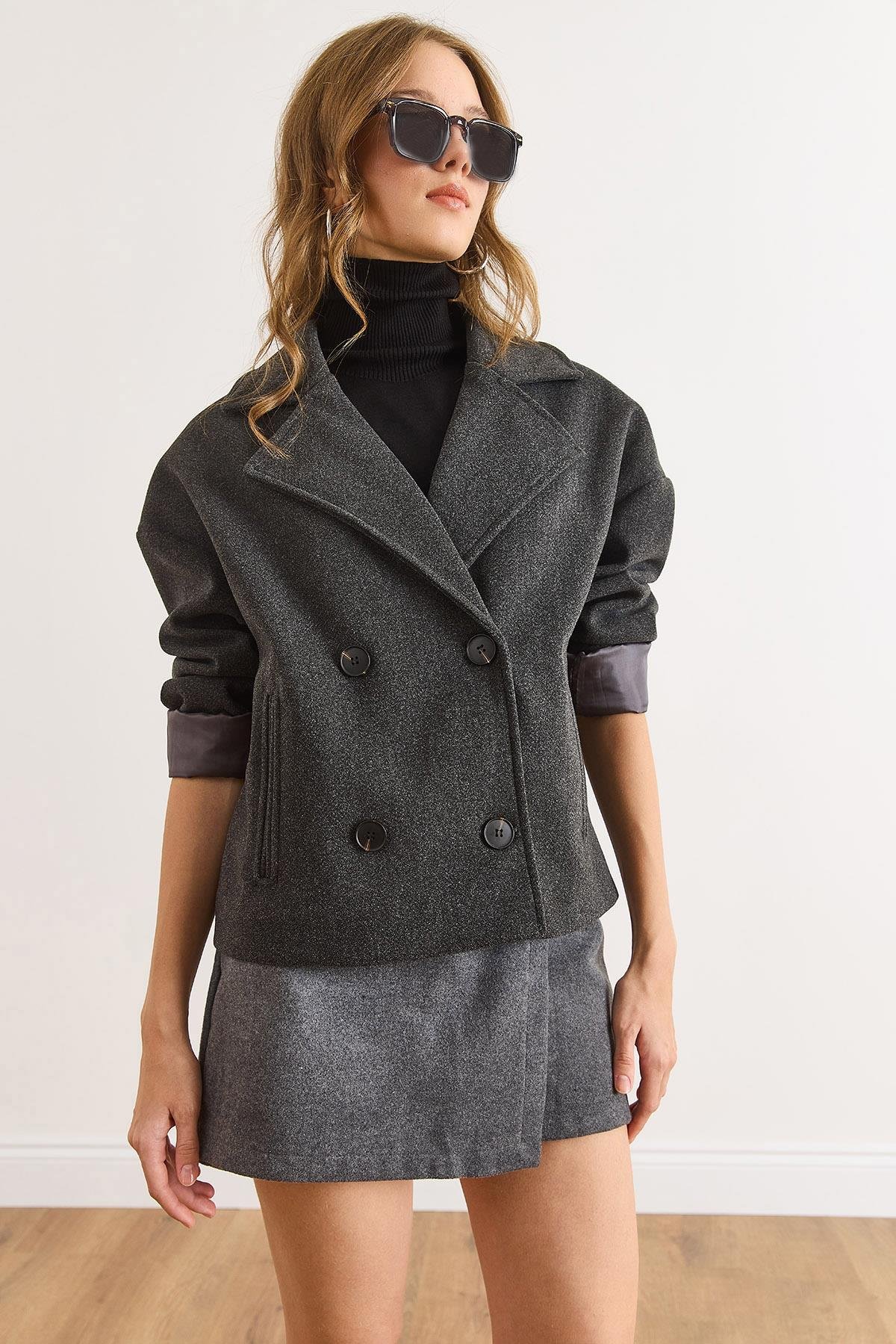 Astarlı Kruvaze Yaka Cepli Kısa Kaşe Kaban Füme