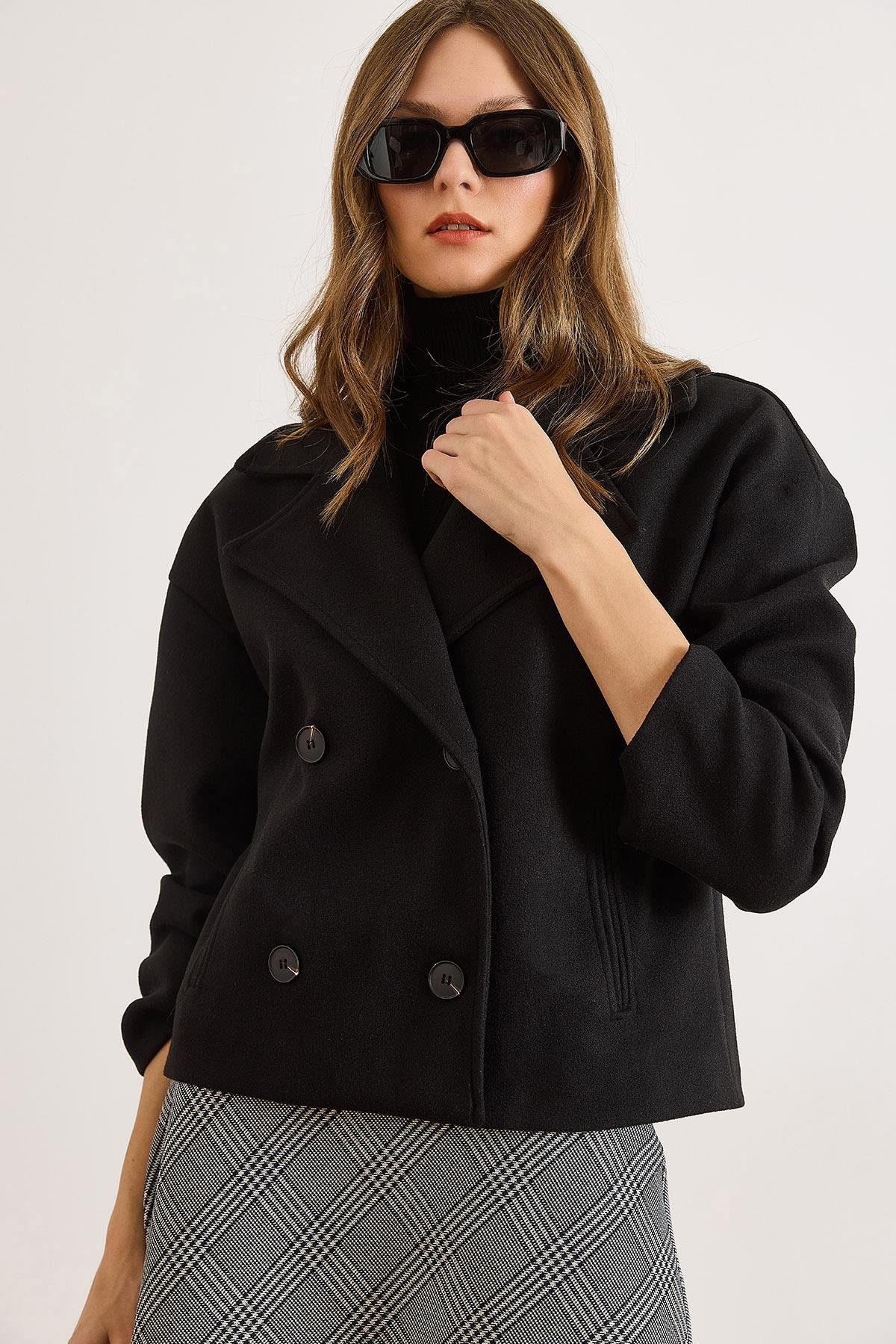 Astarlı Kruvaze Yaka Cepli Kısa Kaşe Kaban Siyah