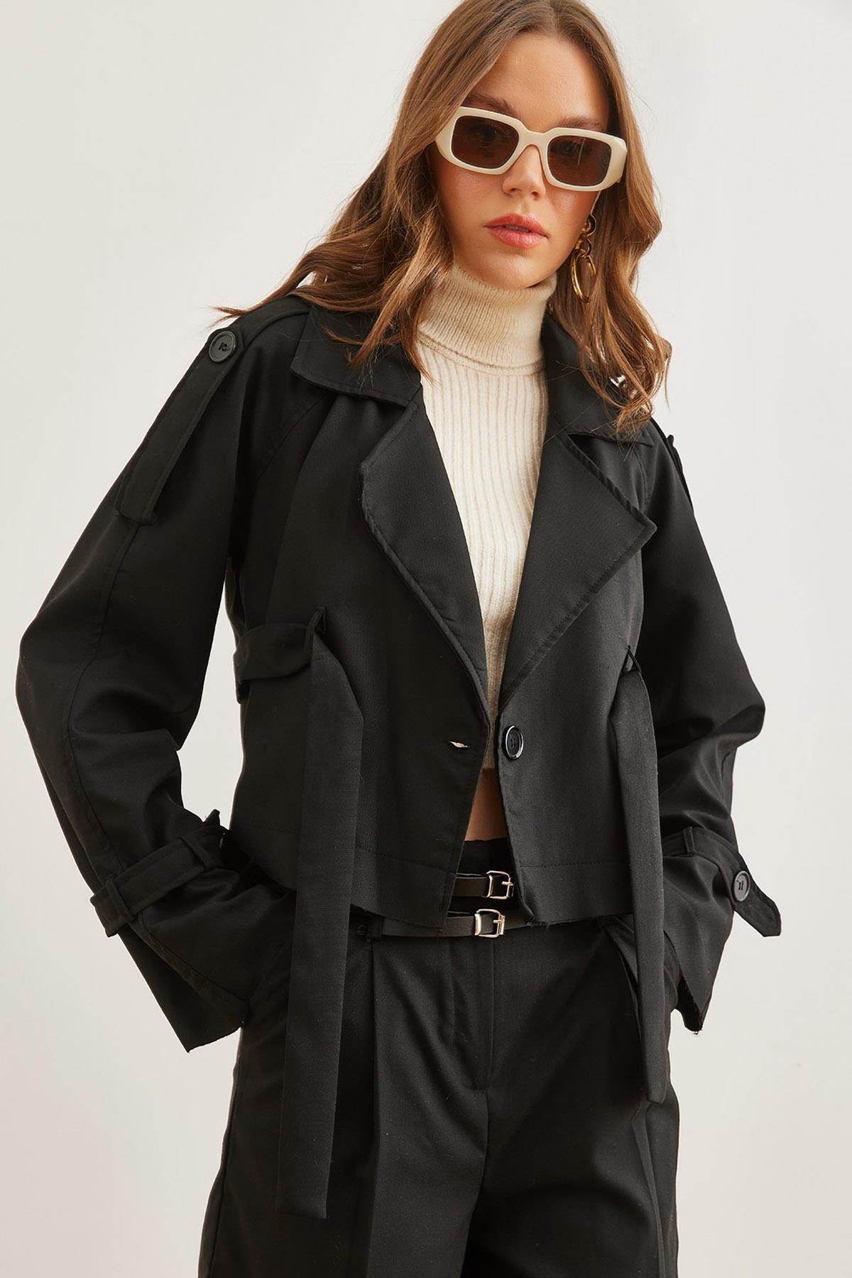 Astarlı Kuşak Detaylı Crop Ceket Siyah