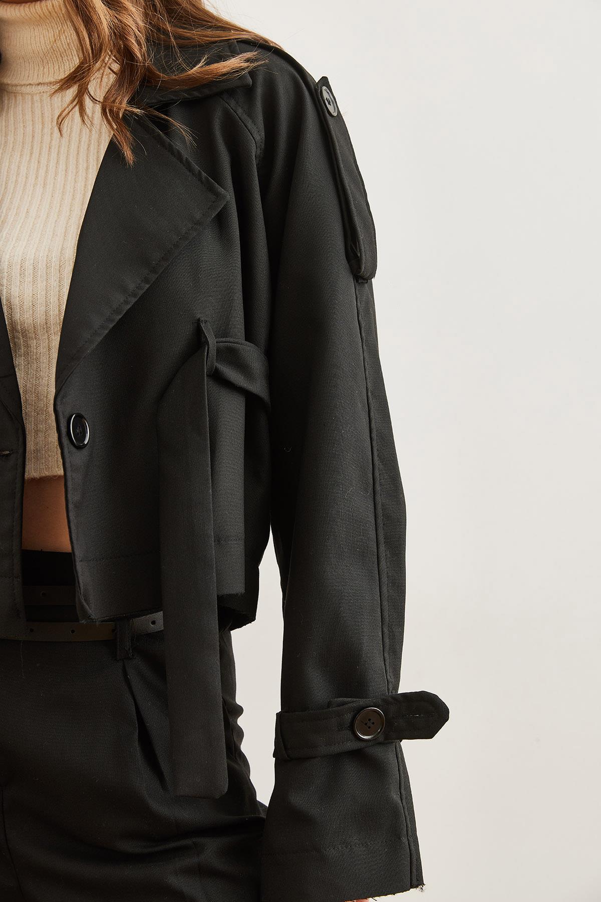 Astarlı Kuşak Detaylı Crop Ceket Siyah