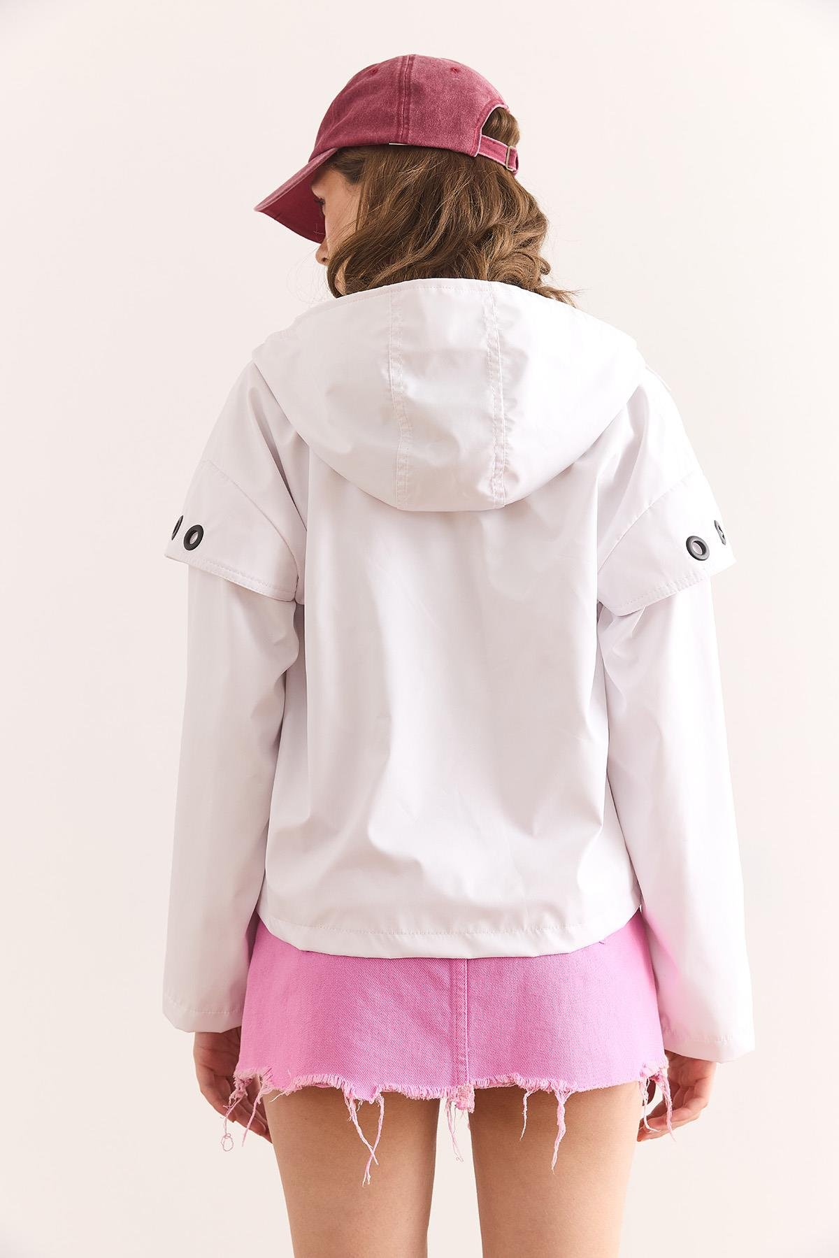 Astarlı Kuşgözü Detaylı Yağmurluk Ceket Beyaz