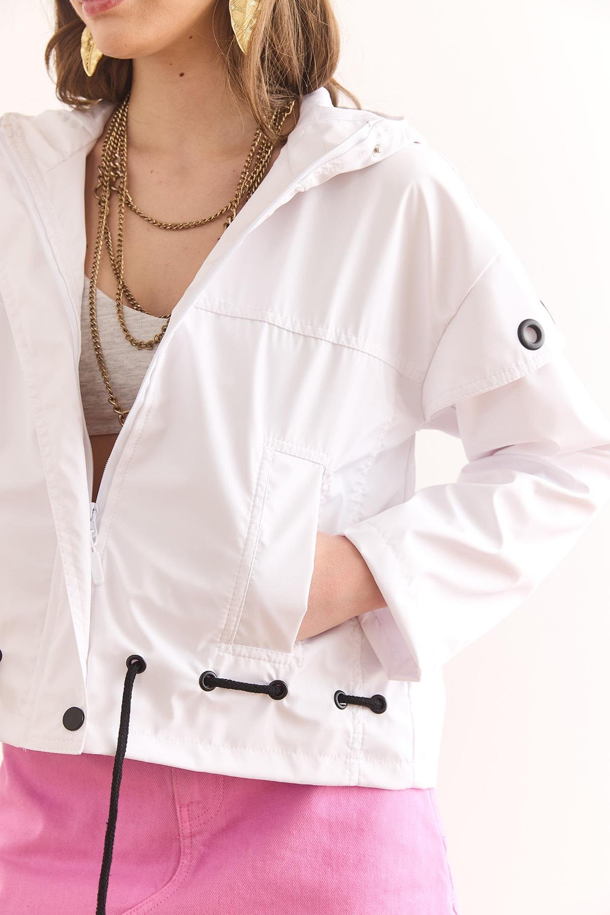 Astarlı Kuşgözü Detaylı Yağmurluk Ceket Beyaz