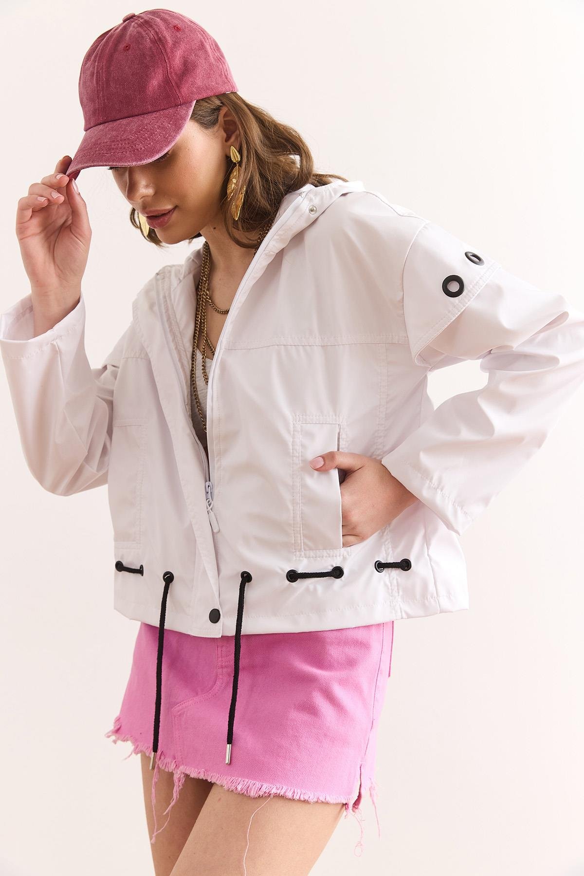 Astarlı Kuşgözü Detaylı Yağmurluk Ceket Beyaz