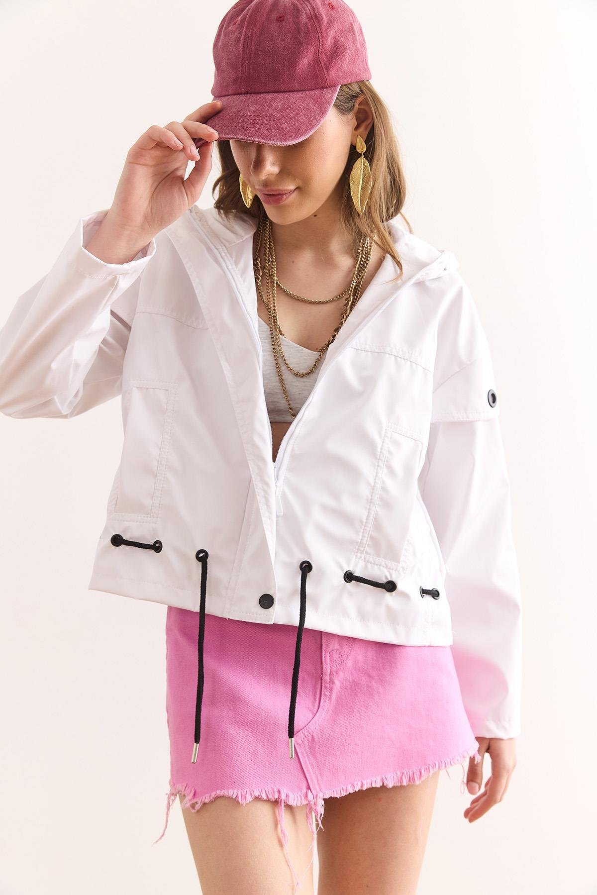 Astarlı Kuşgözü Detaylı Yağmurluk Ceket Beyaz