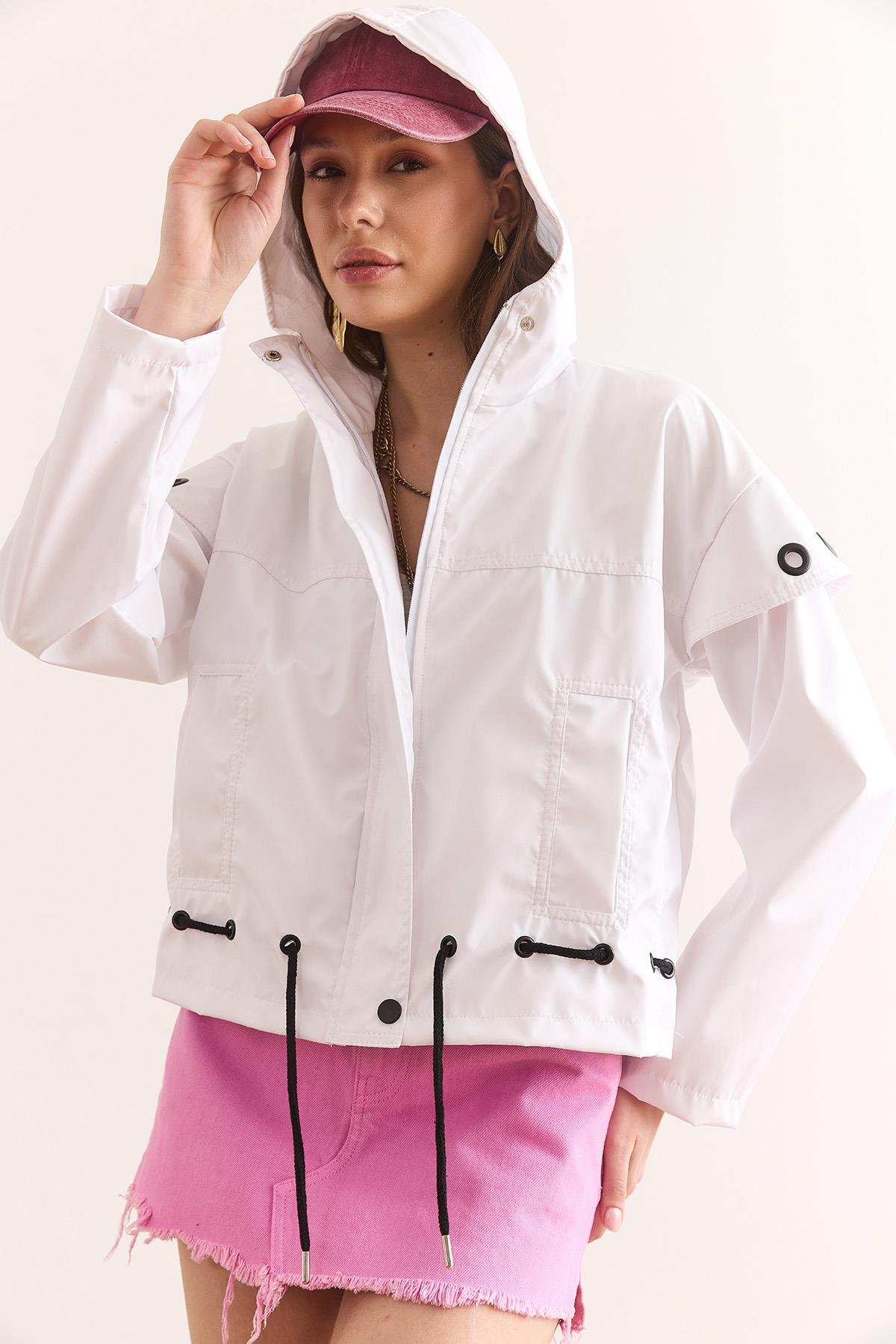 Astarlı Kuşgözü Detaylı Yağmurluk Ceket Beyaz