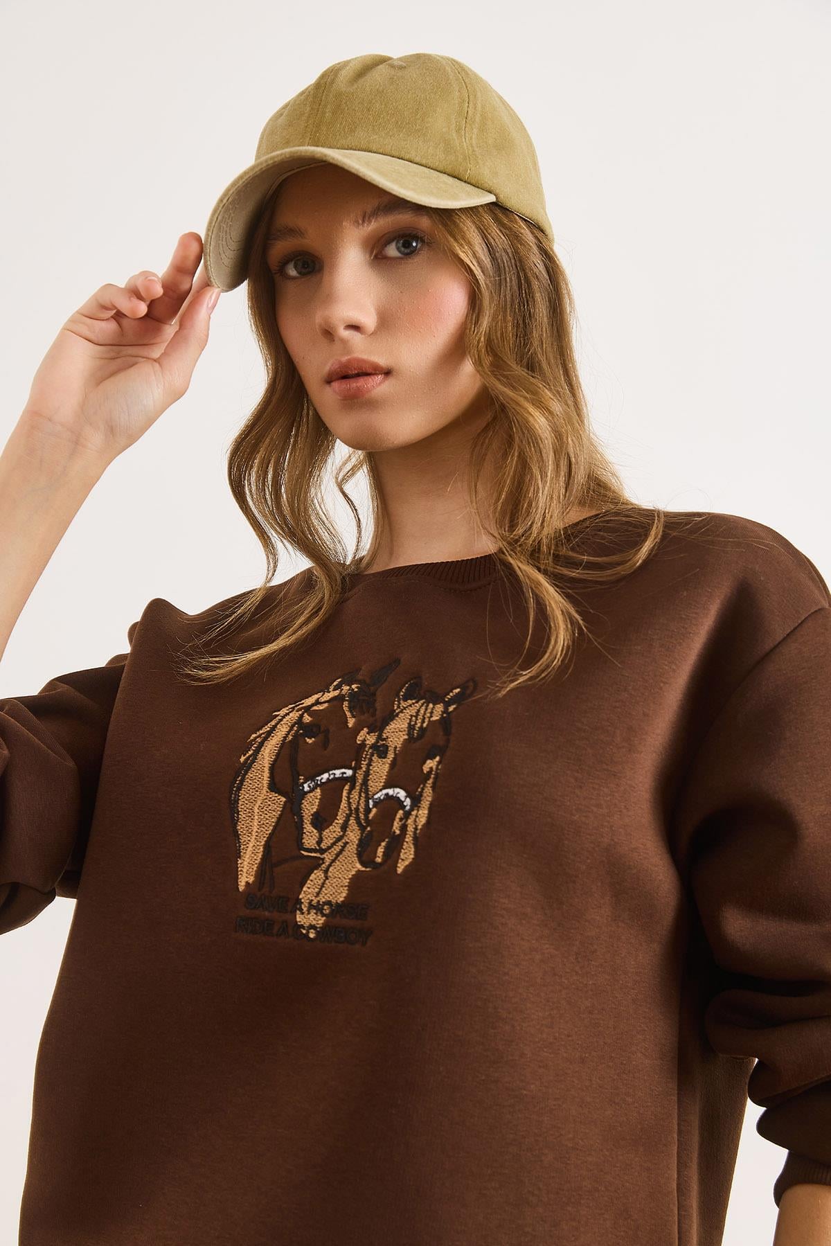 At Nakışlı Rahat Kalıp Şardonlu Sweatshirt Acı Kahve