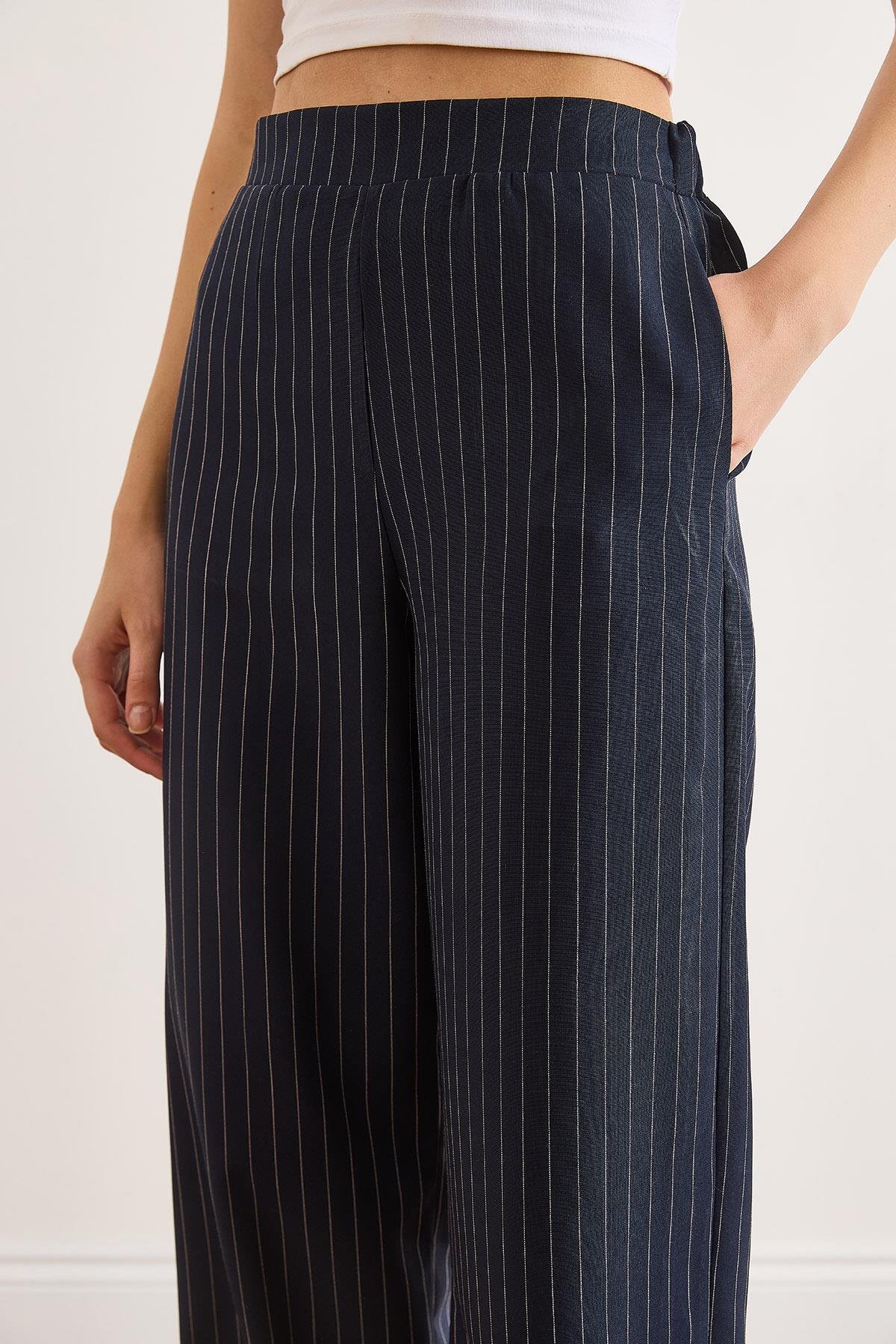 Beli Bantlı Cepli Çizgili Bol Paça Pantolon Lacivert