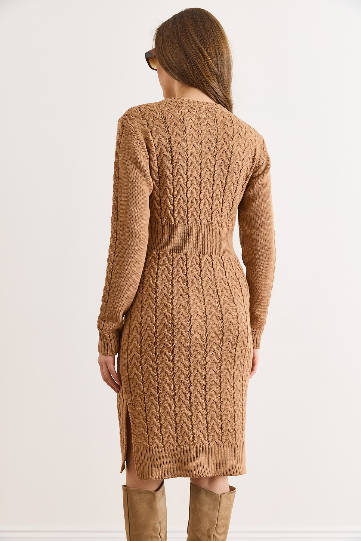 Beli Bantlı Yırtmaçlı Saç Örgü Mini Elbise Camel