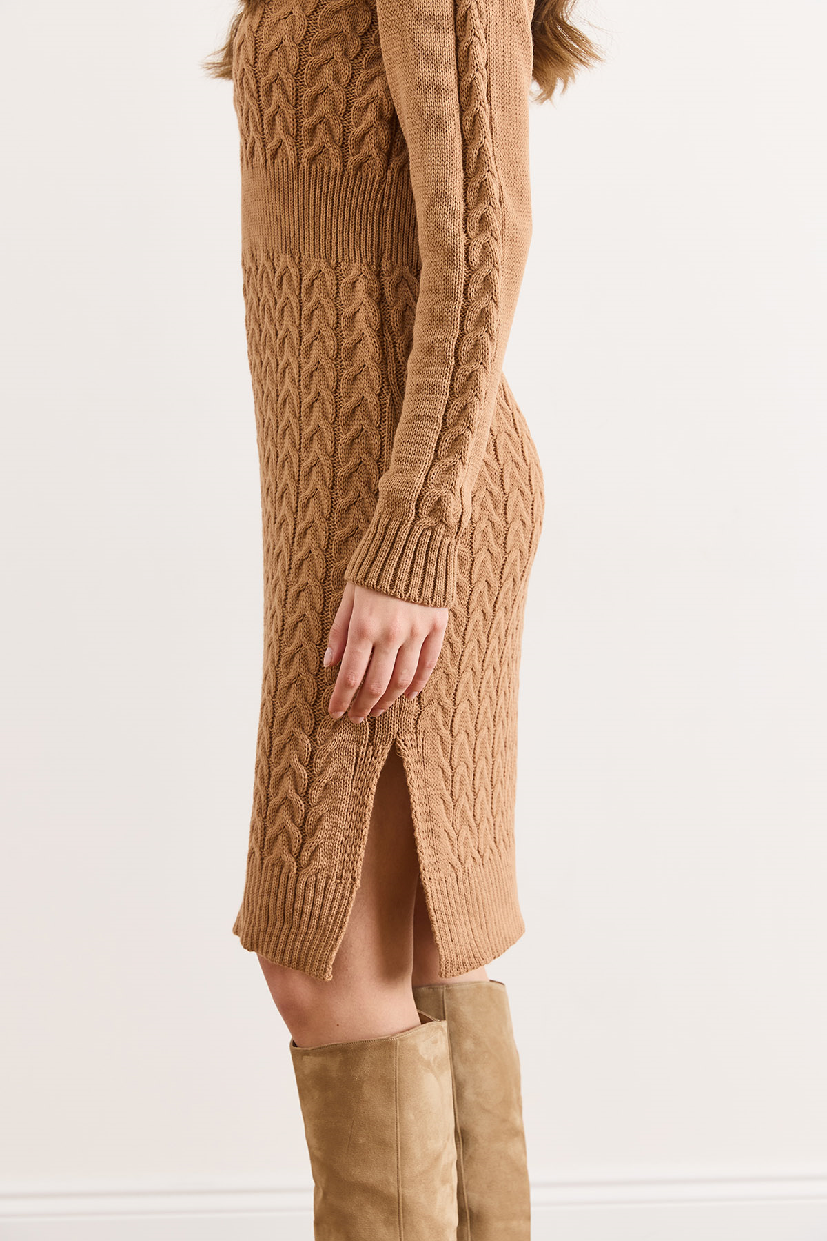 Beli Bantlı Yırtmaçlı Saç Örgü Mini Elbise Camel