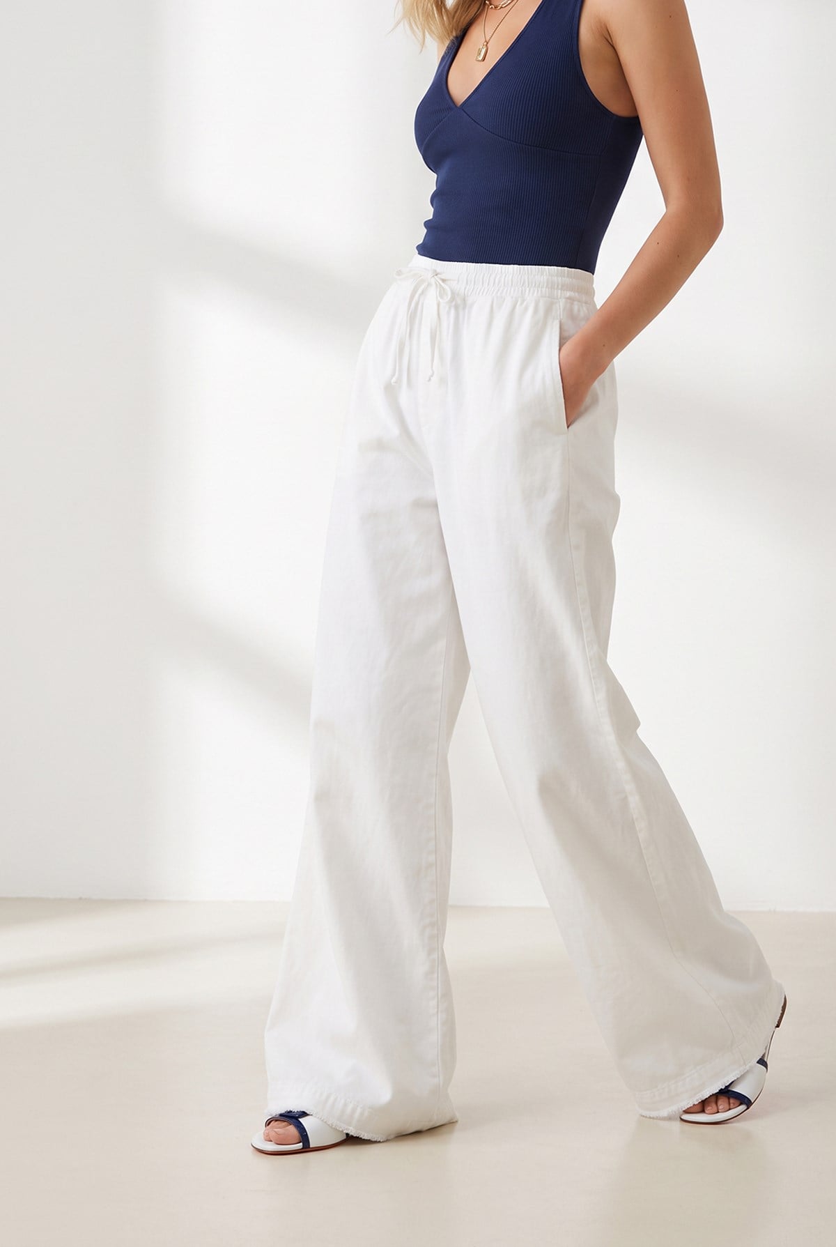 Beli Lastikli Cepli Gabardin Püsküllü Pantolon Beyaz