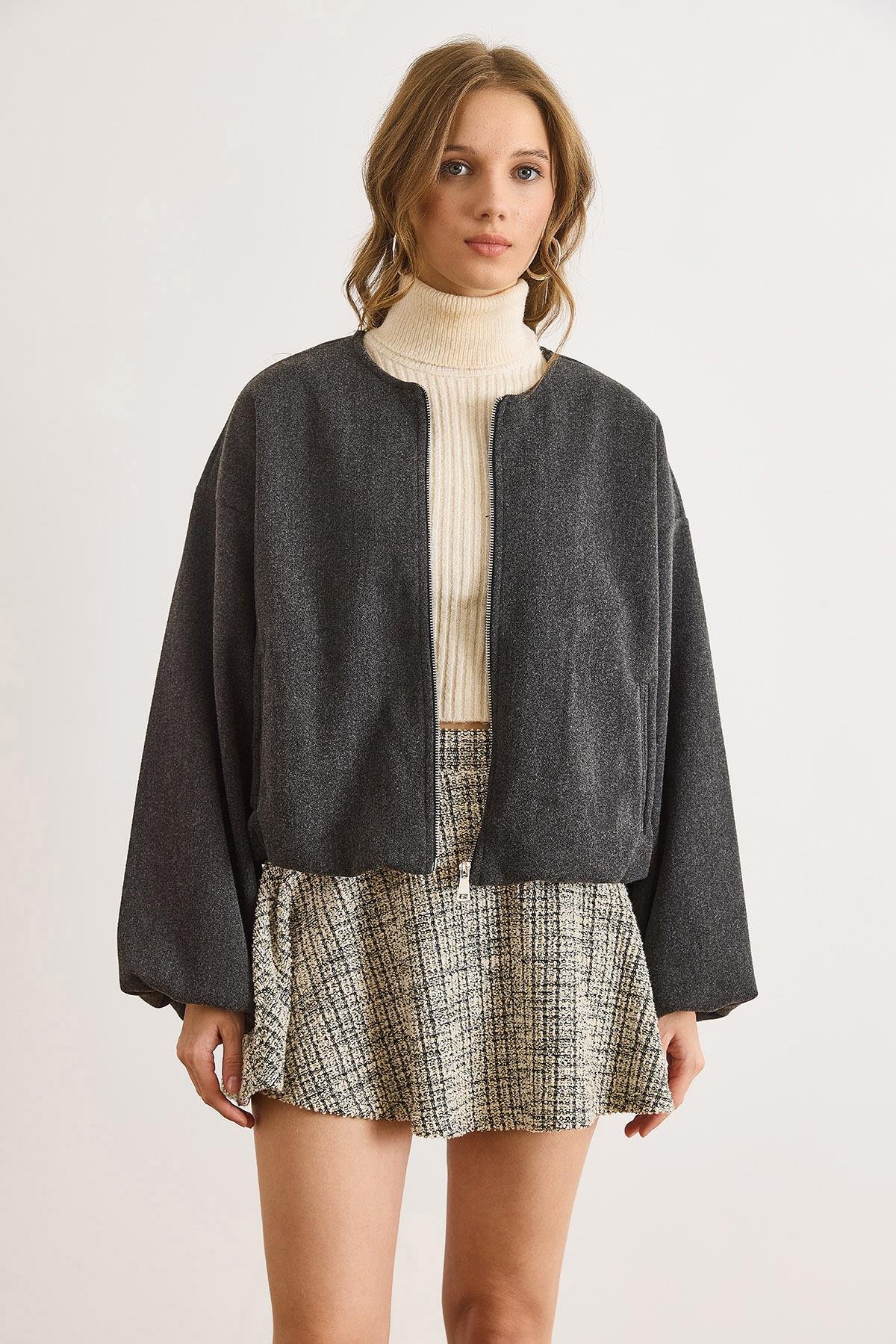 Bisiklet Yaka Cepli Astarlı Kaşe Ceket Füme