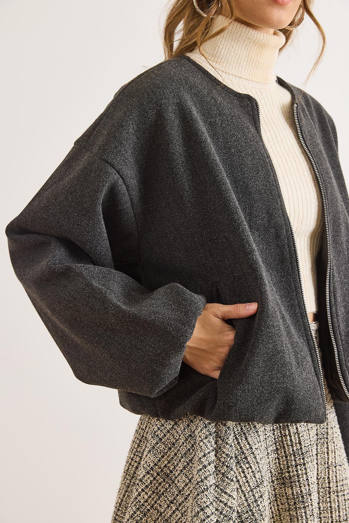 Bisiklet Yaka Cepli Astarlı Kaşe Ceket Füme