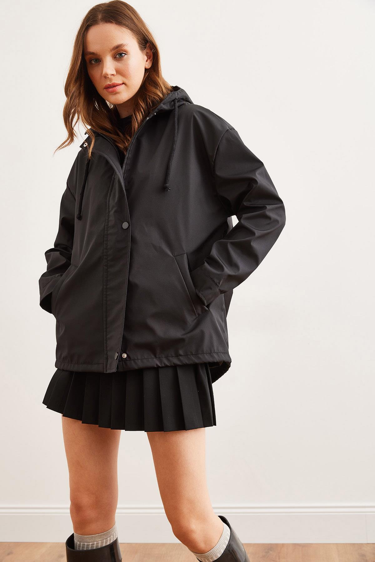 Cepli Kapüşonlu Astarlı Yağmurluk Ceket Siyah