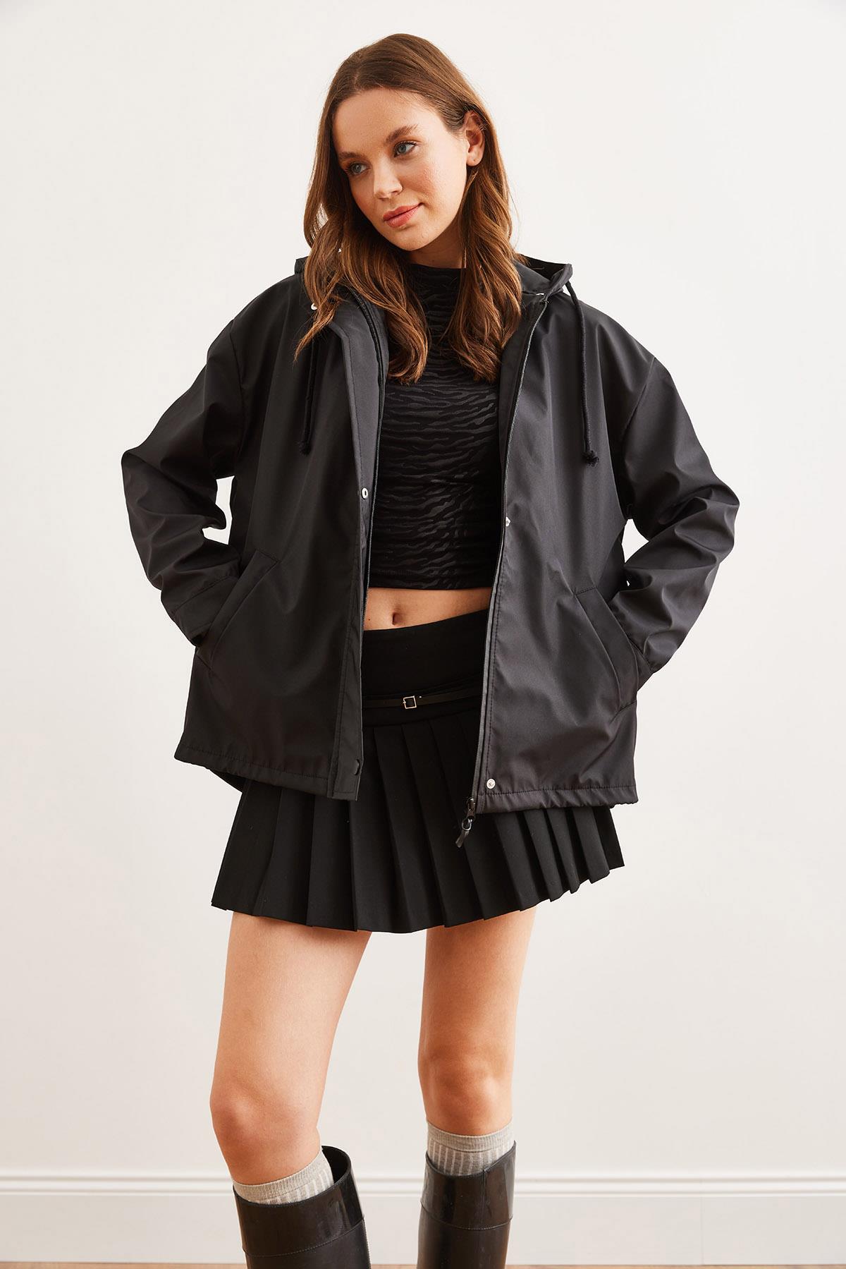Cepli Kapüşonlu Astarlı Yağmurluk Ceket Siyah