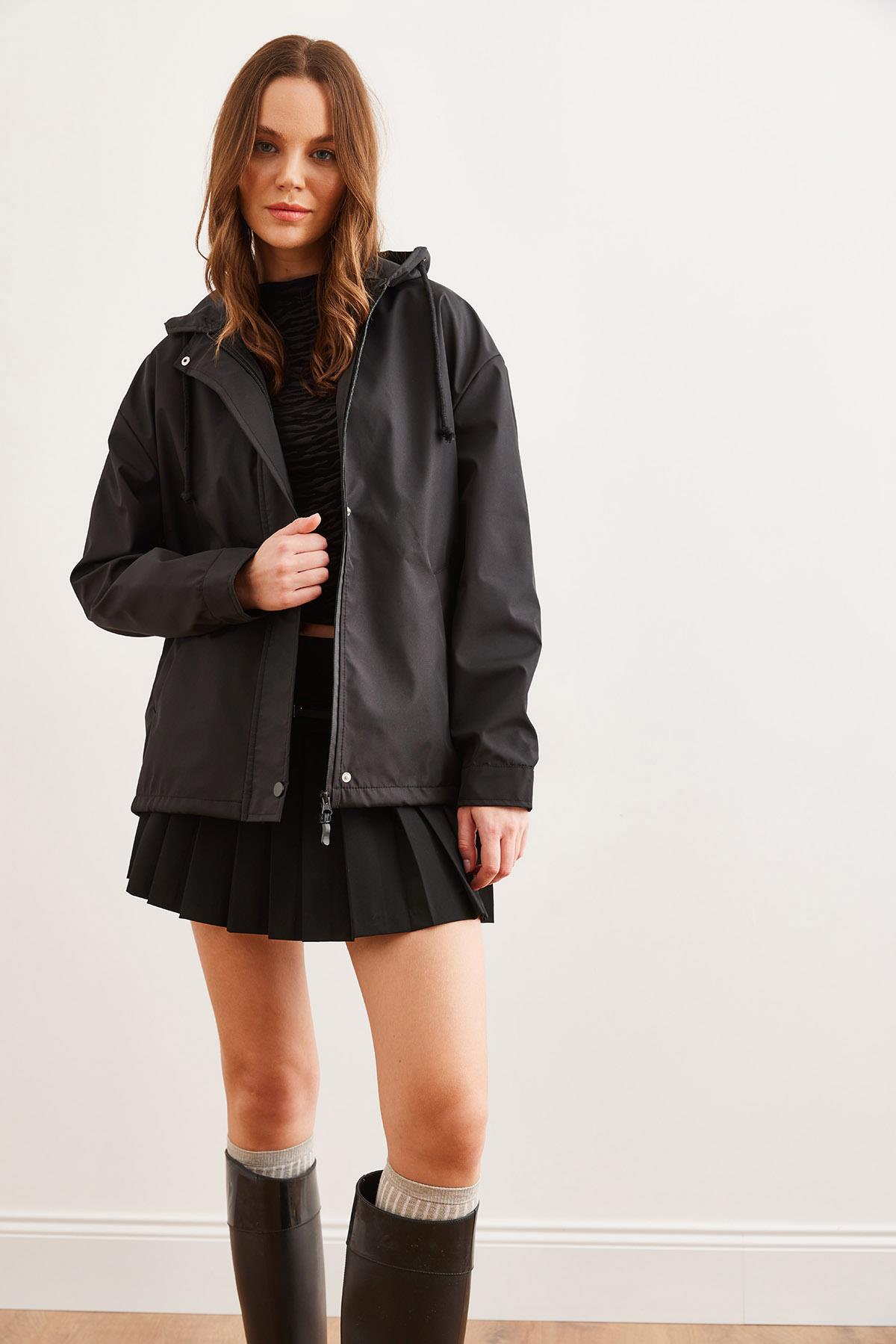 Cepli Kapüşonlu Astarlı Yağmurluk Ceket Siyah