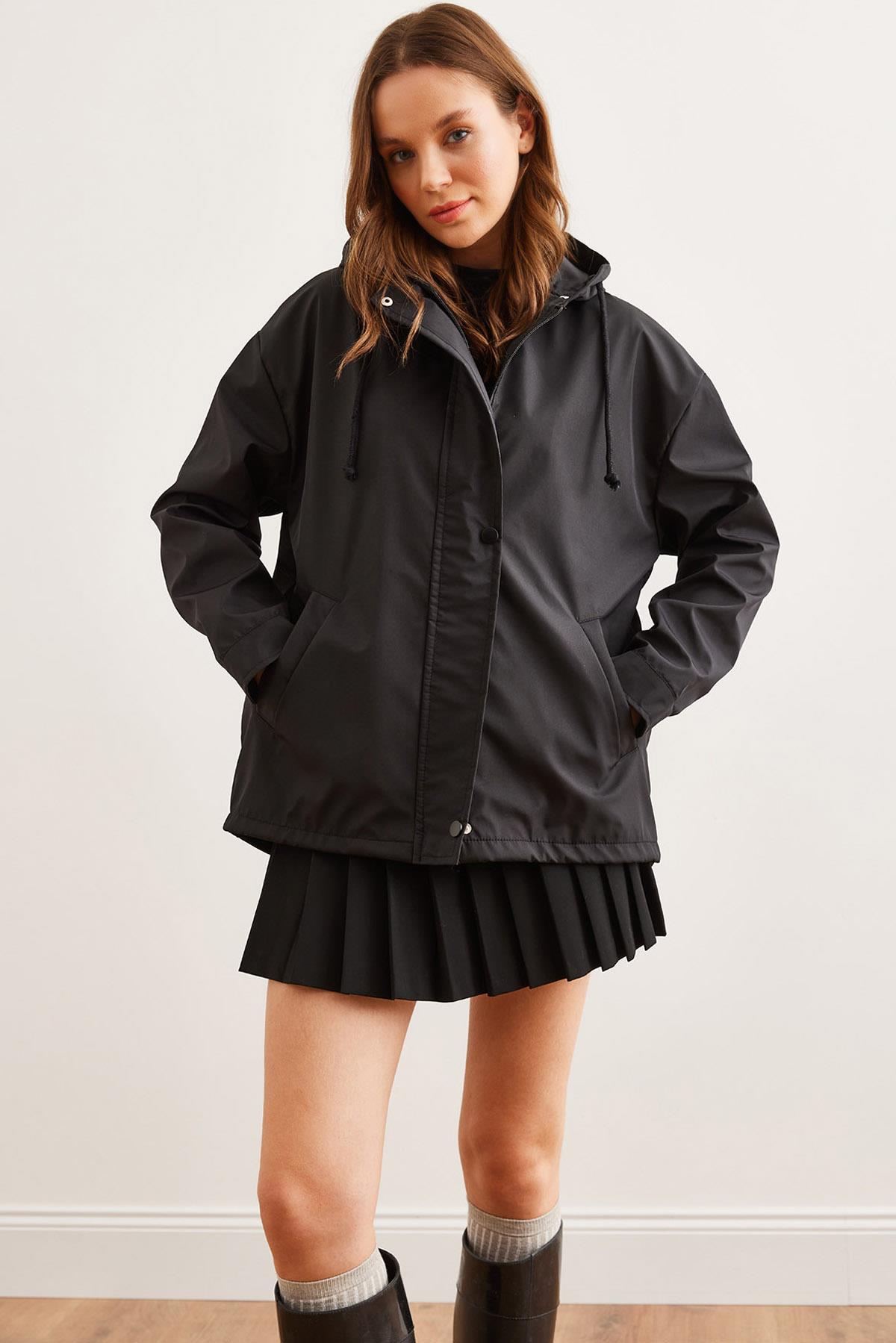 Cepli Kapüşonlu Astarlı Yağmurluk Ceket Siyah