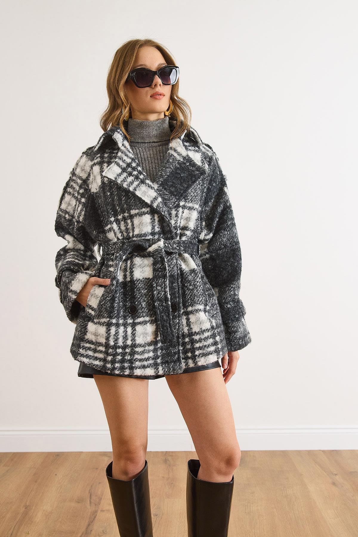 Cepli Kuşaklı Kalın Ekose Astarsız Kaşe Kaban Siyah Beyaz