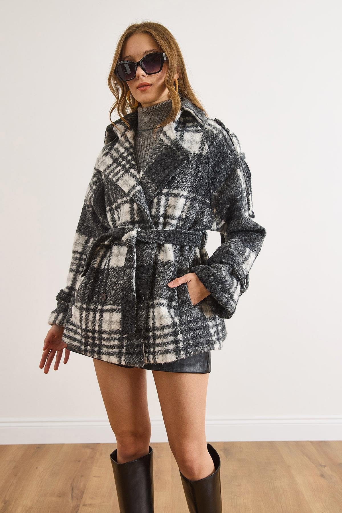 Cepli Kuşaklı Kalın Ekose Astarsız Kaşe Kaban Siyah Beyaz