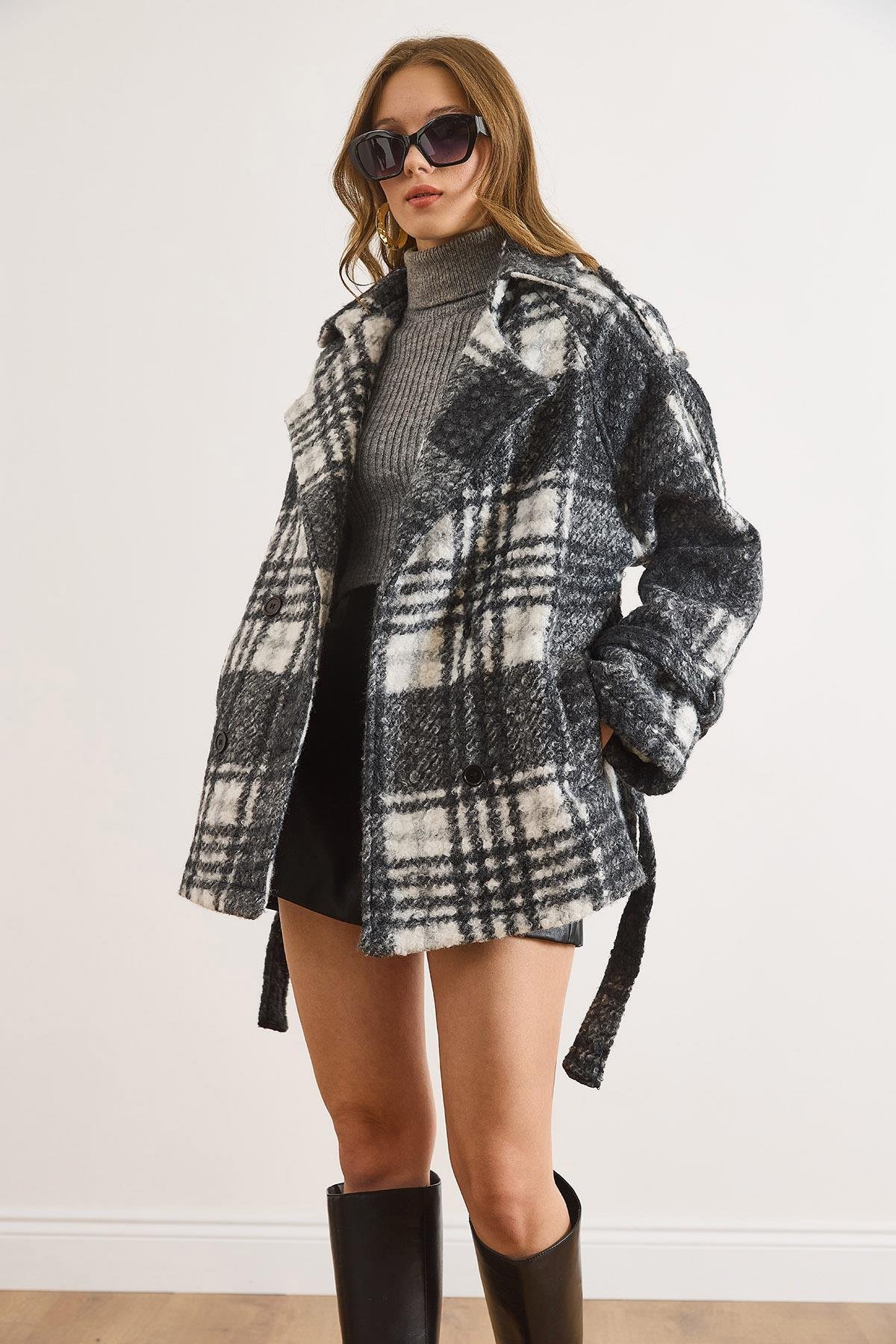 Cepli Kuşaklı Kalın Ekose Astarsız Kaşe Kaban Siyah Beyaz