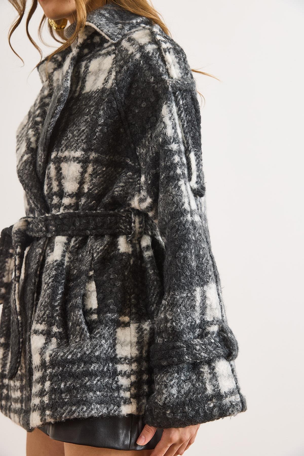 Cepli Kuşaklı Kalın Ekose Astarsız Kaşe Kaban Siyah Beyaz