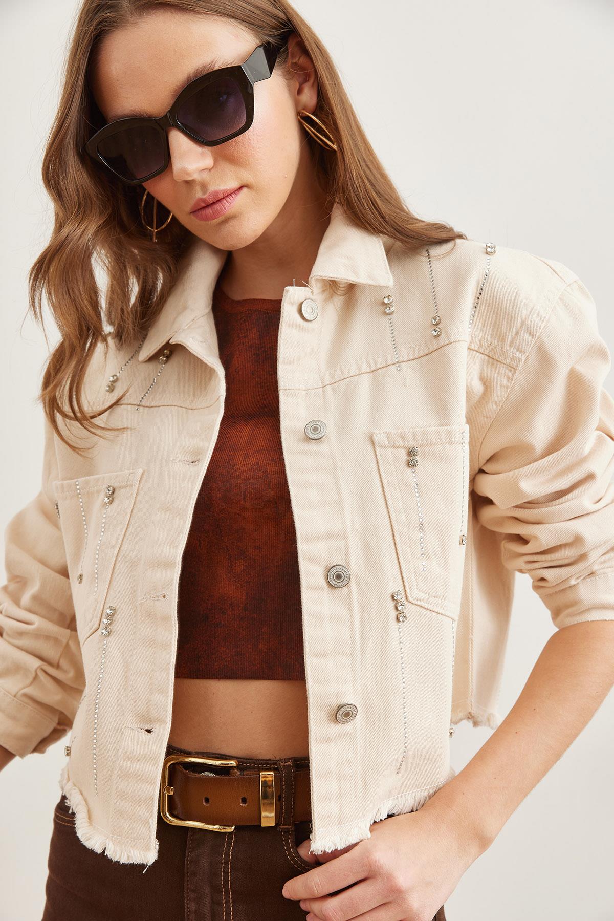 Cepli Ön Arka Taş Detaylı Crop Pamuk Gabardin Ceket Taş