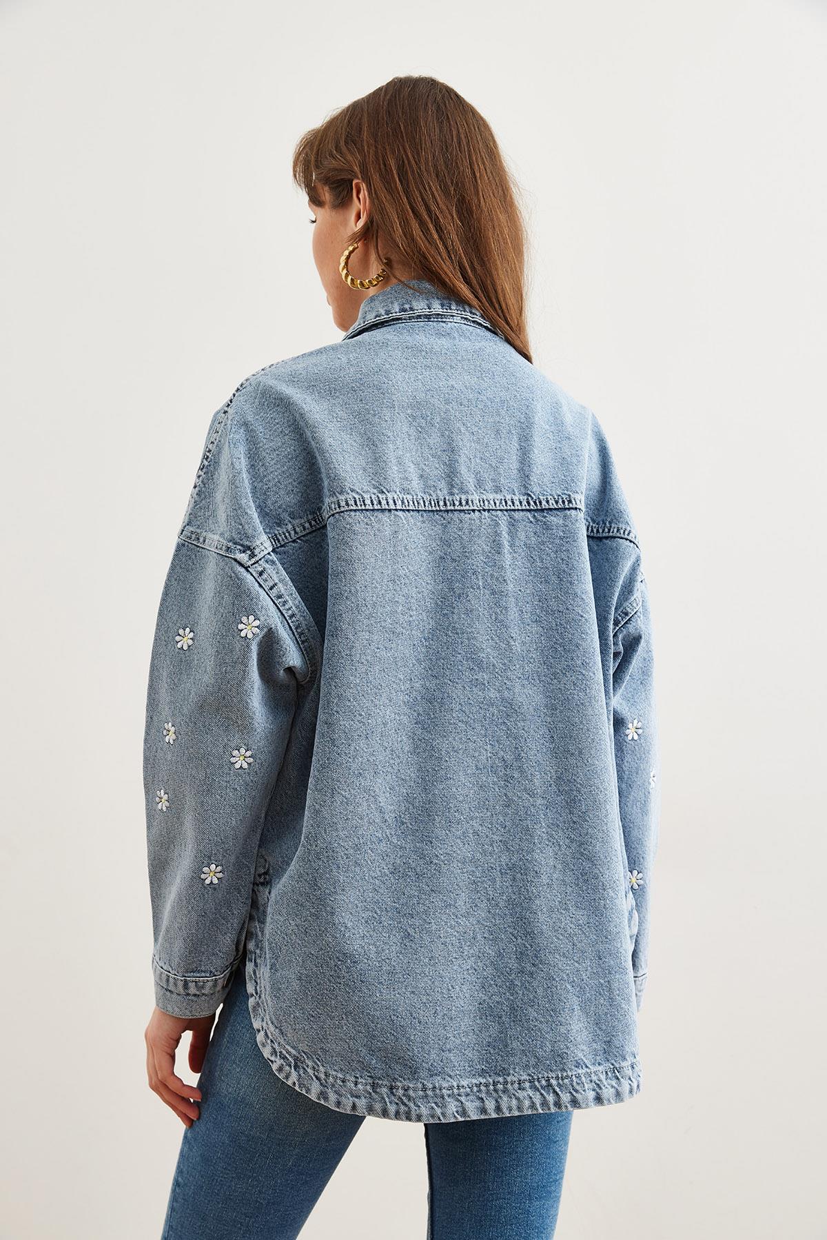 Cepli Papatya Nakışlı Oversize Denim Ceket Mavi
