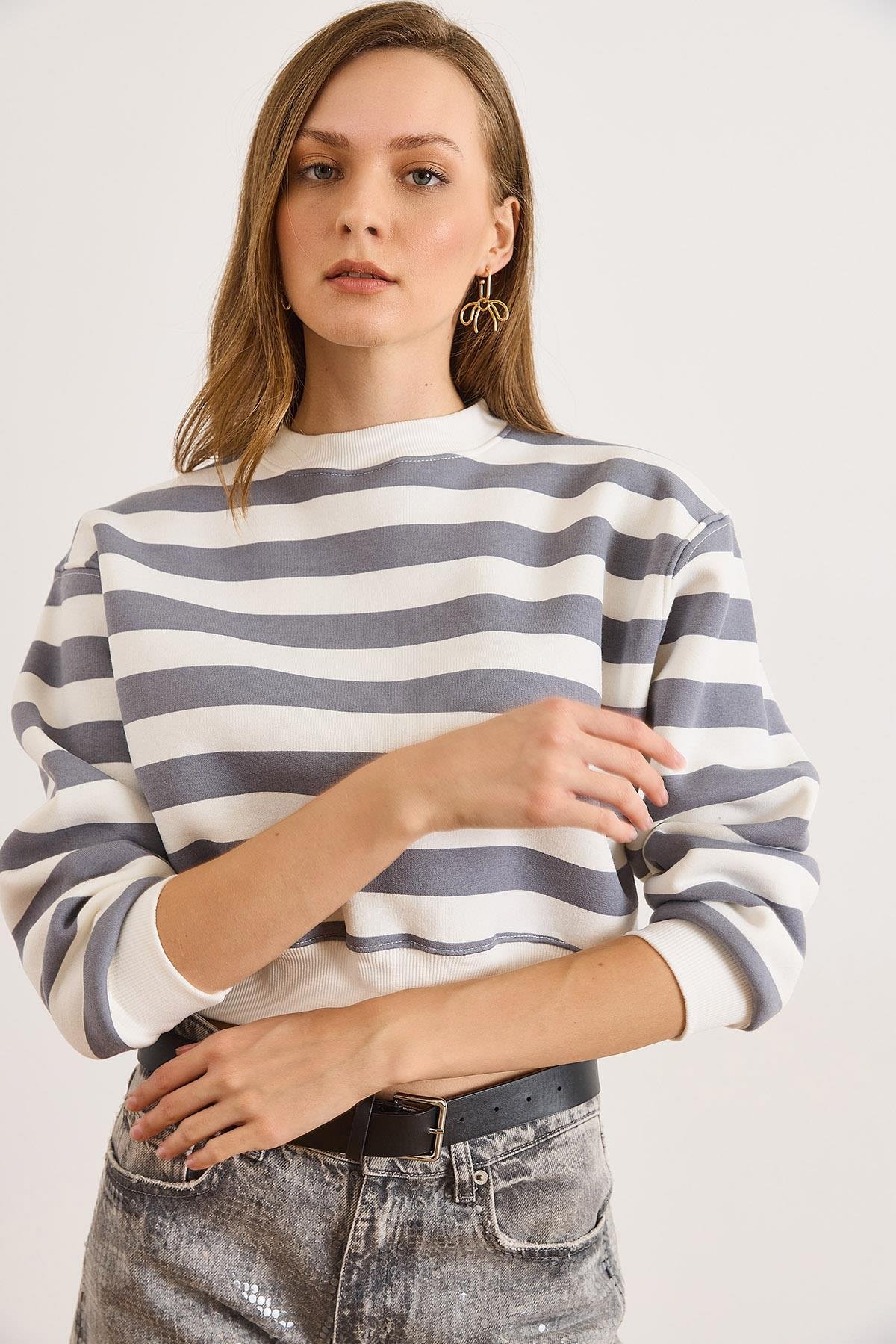 Çizgili Şardonlu Crop Sweatshirt Gri Beyaz
