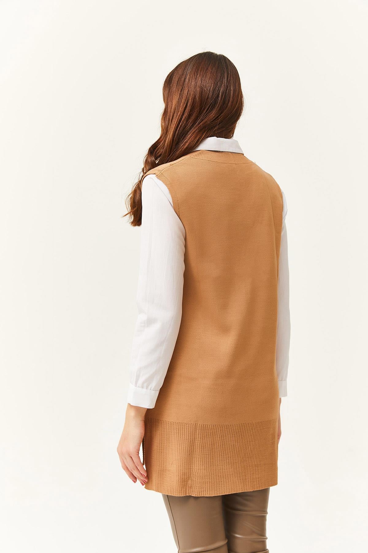 Derin V Yaka Triko Süveter Camel