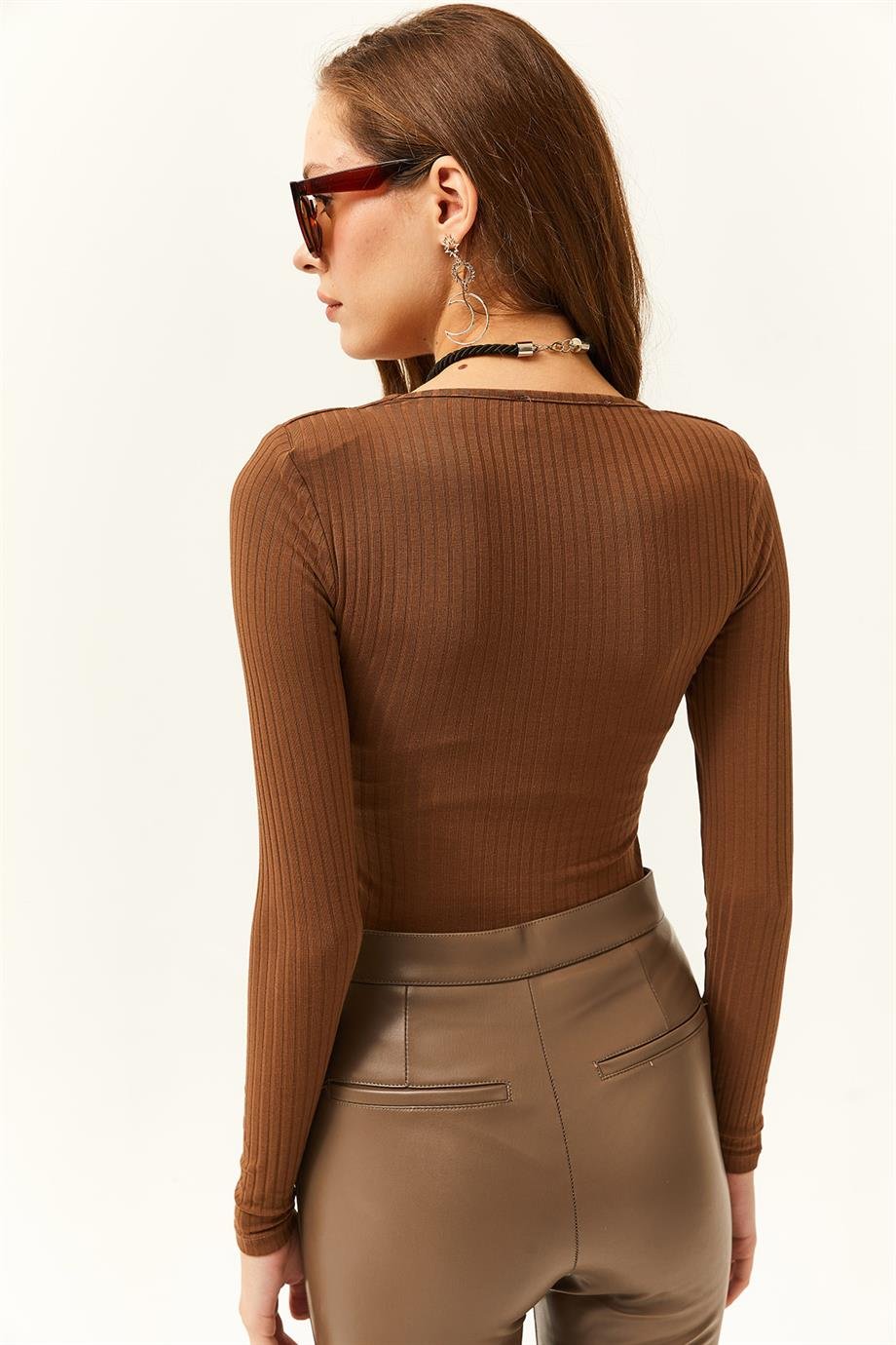 Derin V Yaka Vatkalı Altı Çıtçıtlı Likralı Bodysuit Kahverengi