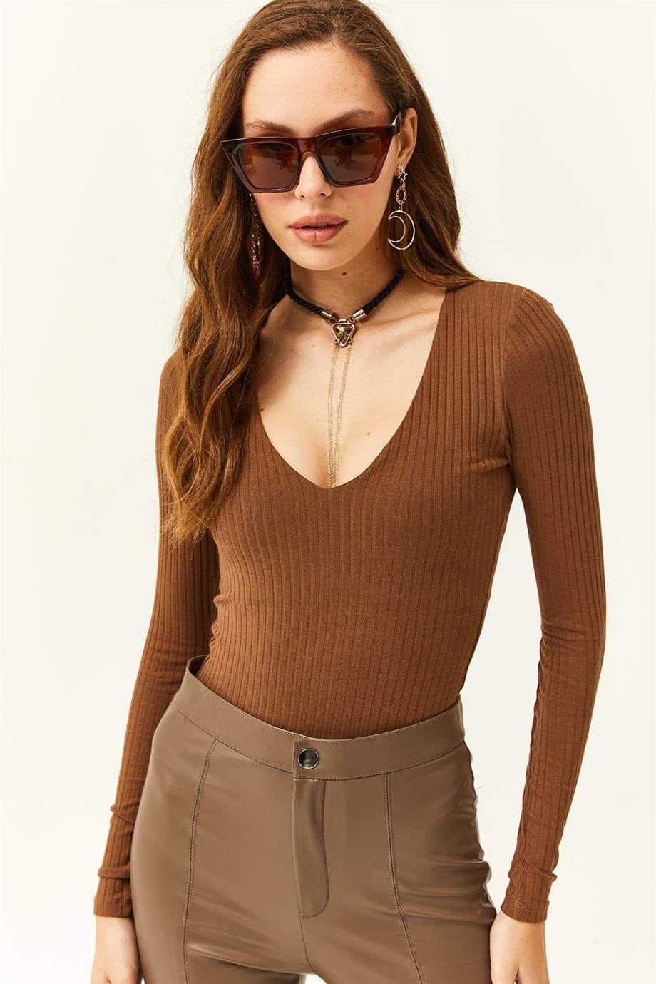 Derin V Yaka Vatkalı Altı Çıtçıtlı Likralı Bodysuit Kahverengi