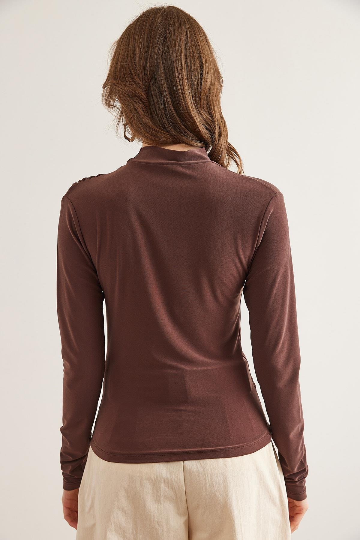 Drape Detaylı Beli Düğmeli Sandy Bluz Kahverengi