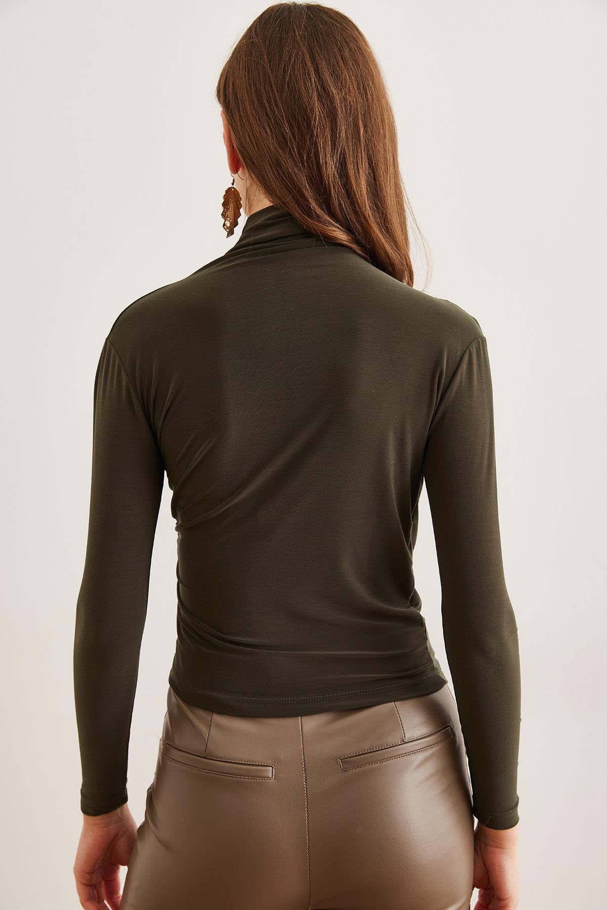 Drape Detaylı Dökümlü Şık Bluz Haki