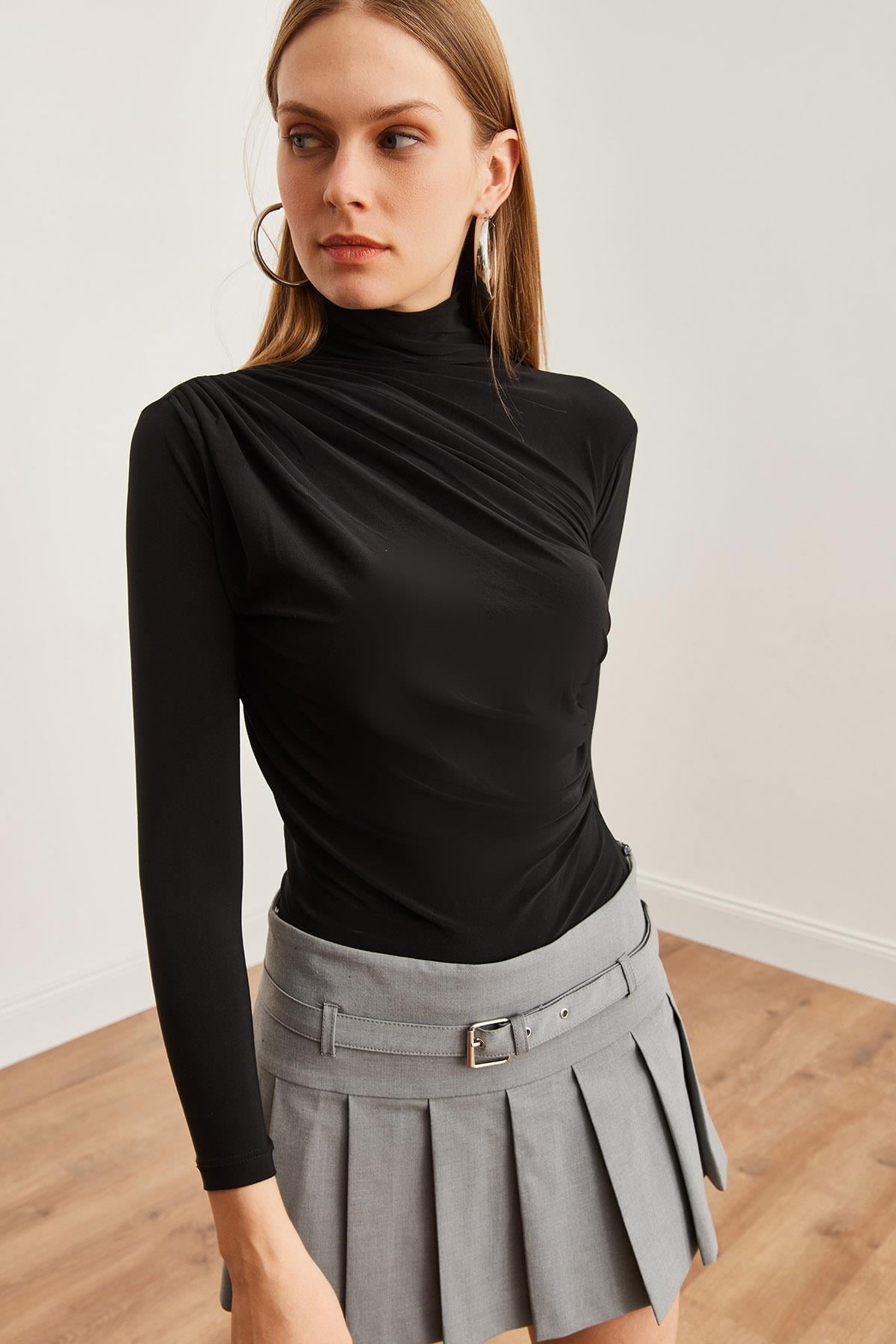Drape Detaylı Dökümlü Şık Bluz Siyah