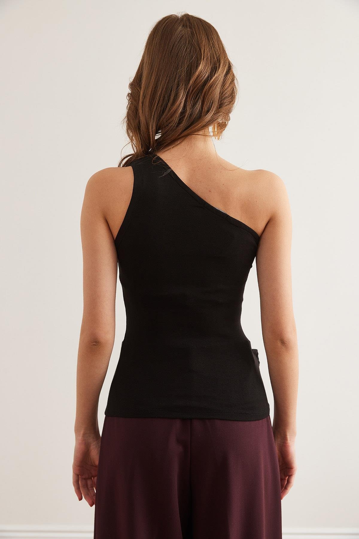 Drape Detaylı Tek Omuz Soft Touch Esnek Viskon Bluz Siyah