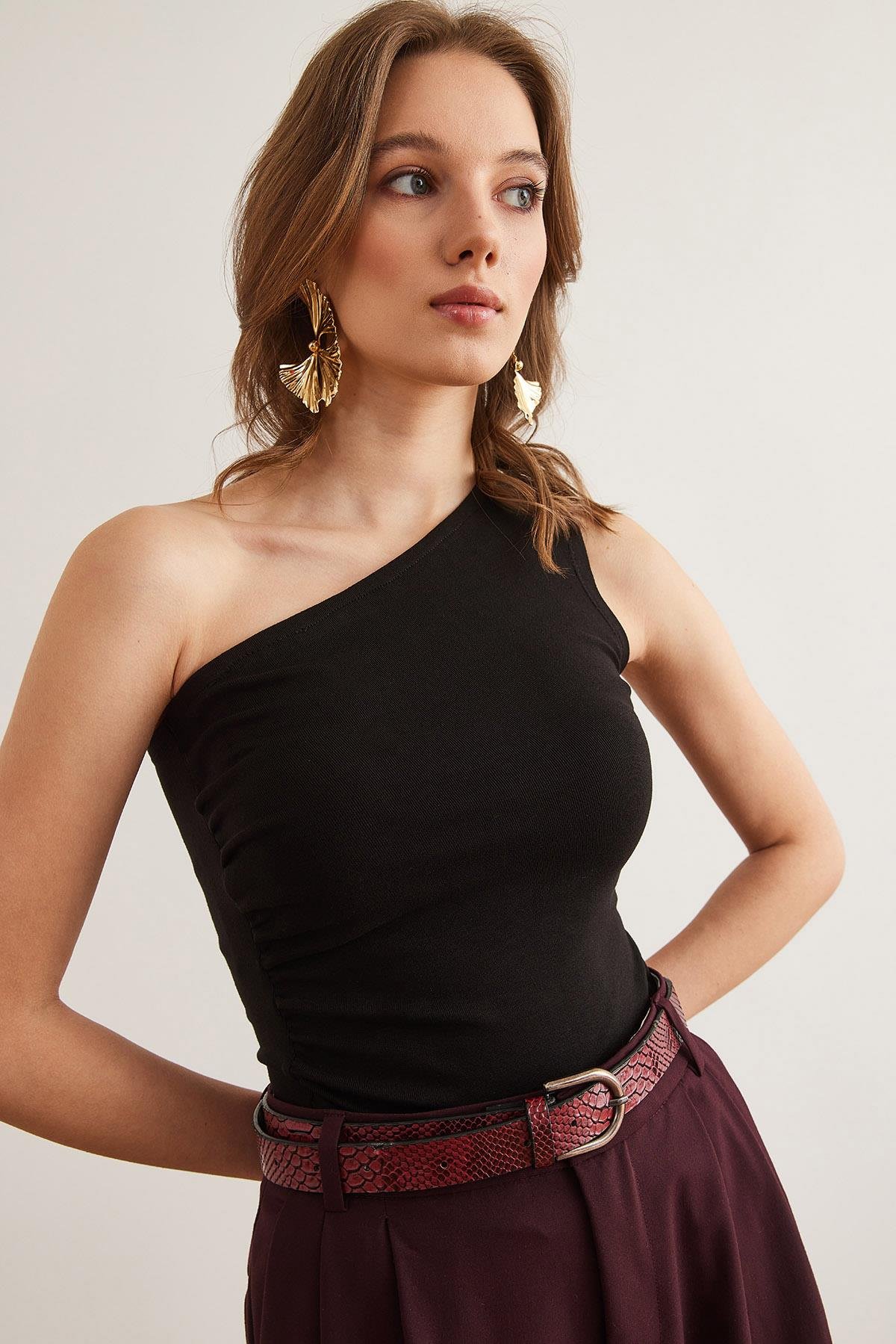 Drape Detaylı Tek Omuz Soft Touch Esnek Viskon Bluz Siyah