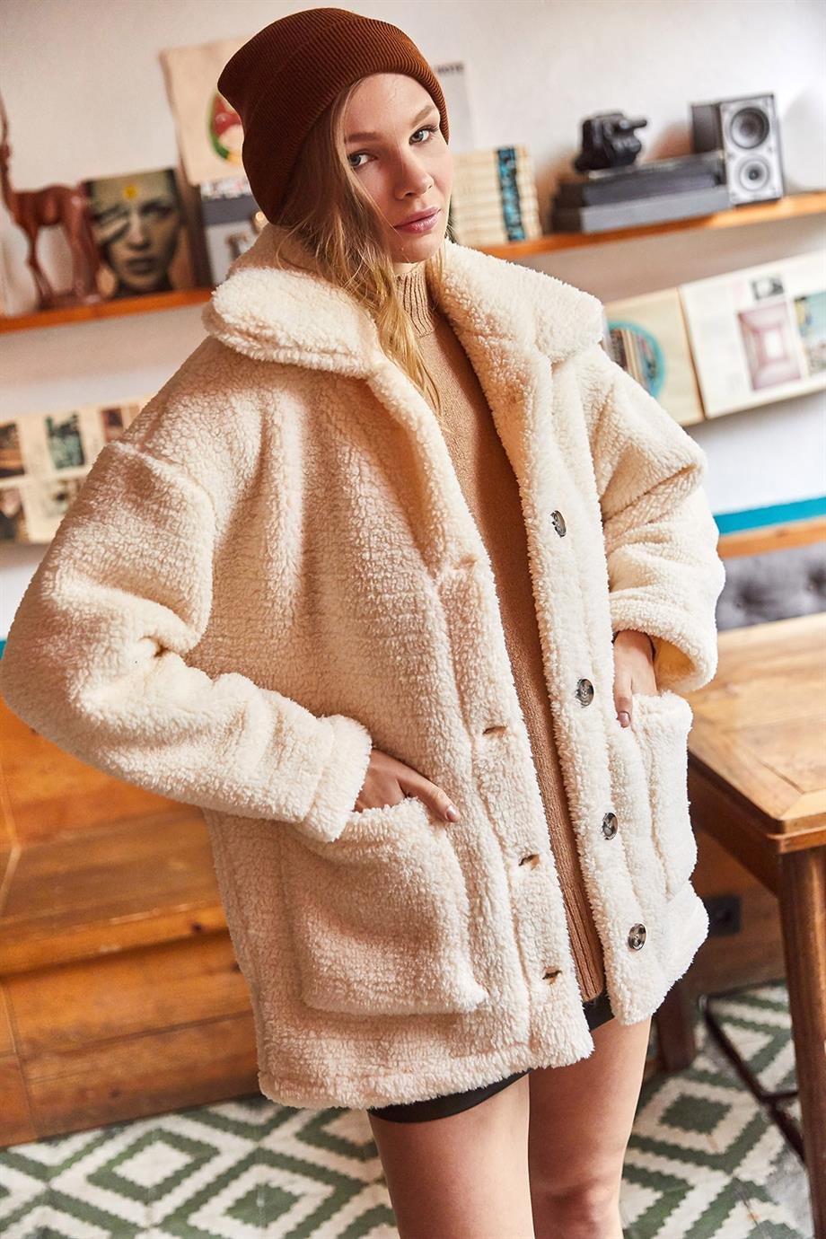 Düğmeli Cepli Astarsız Oversize Peluş Ceket Ekru