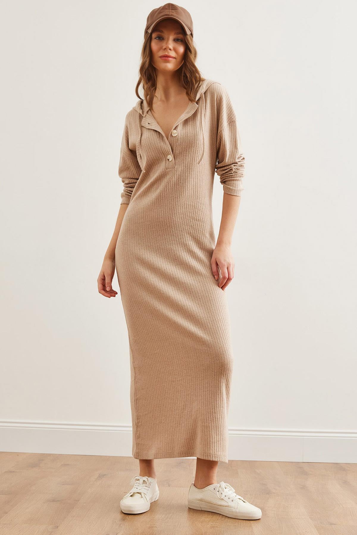 Düğmeli Kapşonlu Oversize Fitilli Maxi Elbise Camel