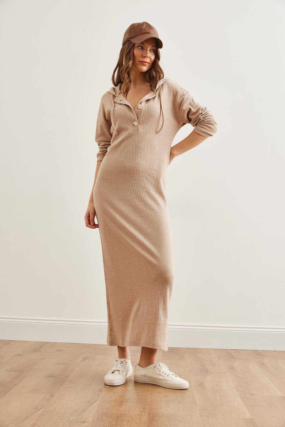 Düğmeli Kapşonlu Oversize Fitilli Maxi Elbise Camel