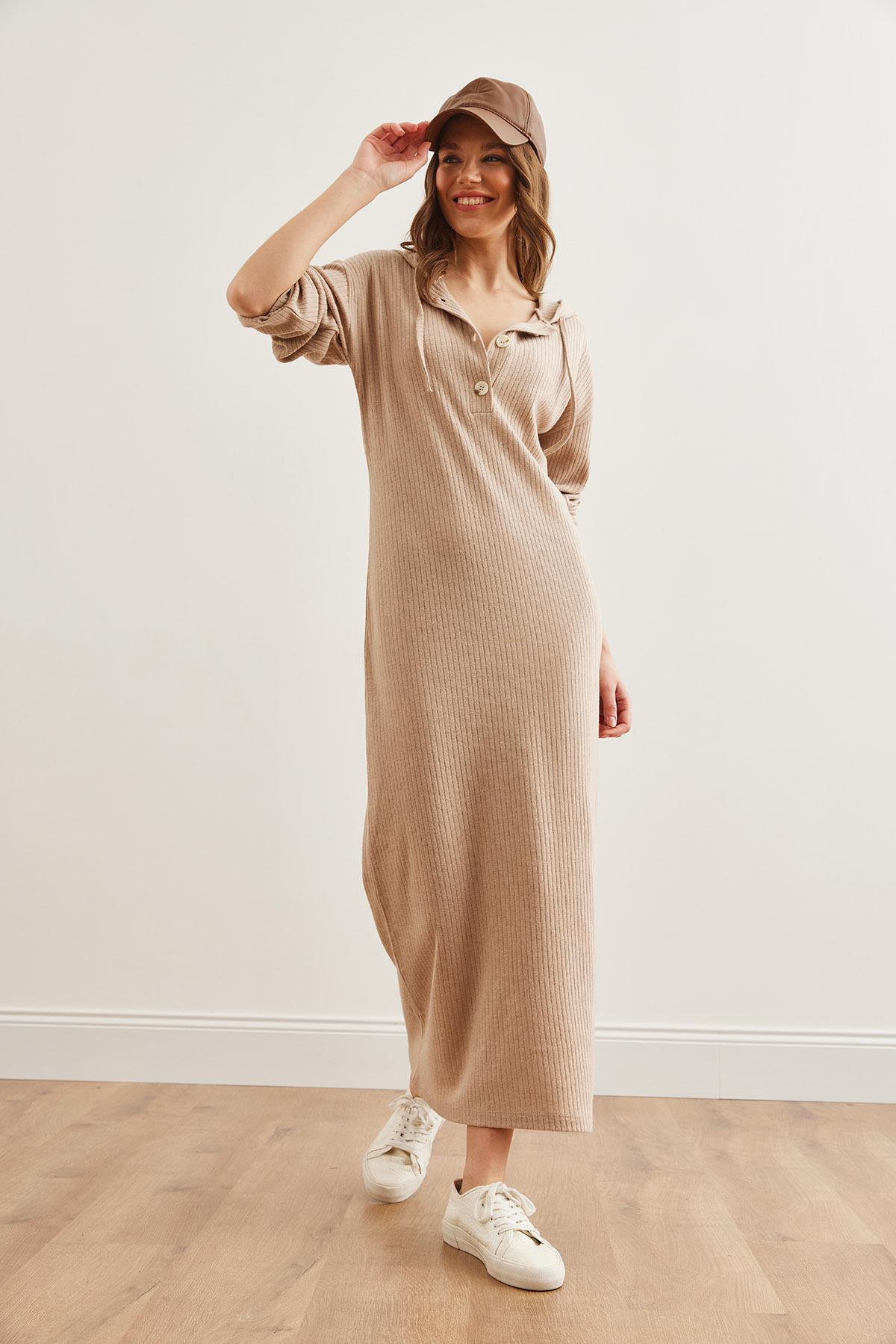 Düğmeli Kapşonlu Oversize Fitilli Maxi Elbise Camel