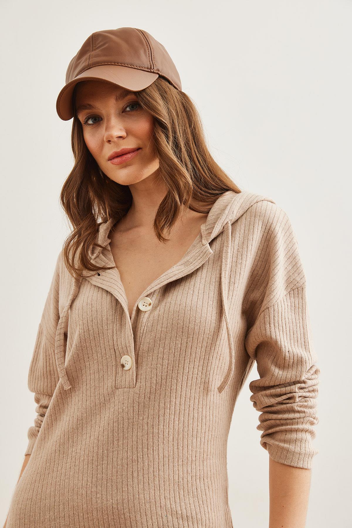 Düğmeli Kapşonlu Oversize Fitilli Maxi Elbise Camel