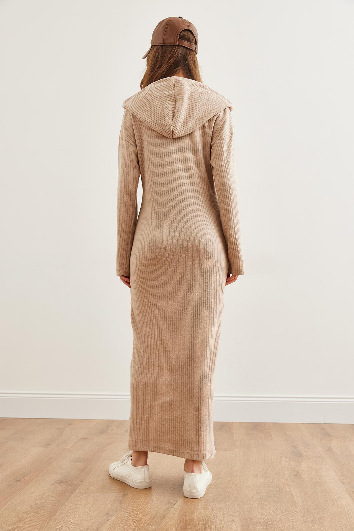 Düğmeli Kapşonlu Oversize Fitilli Maxi Elbise Camel