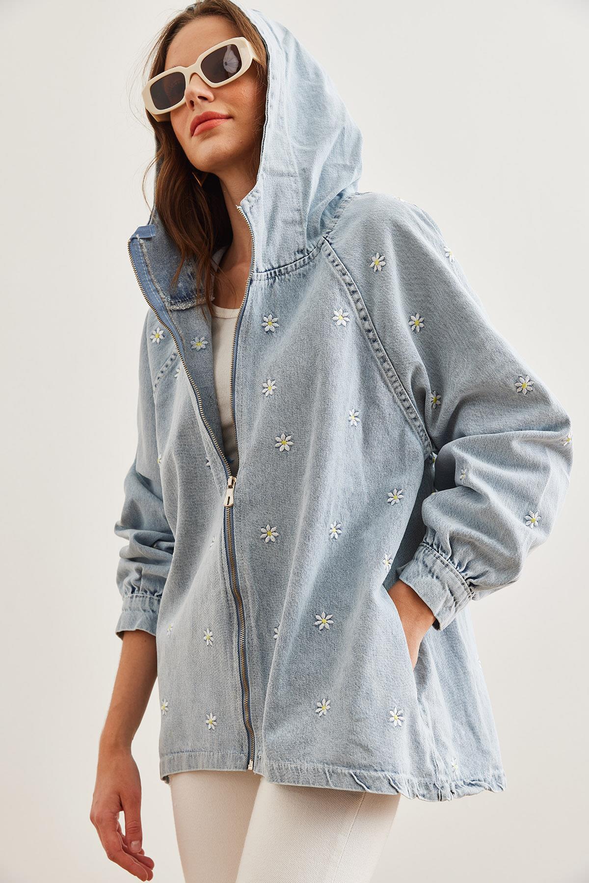 Fermuarlı Cepli Kapüşonlu Nakış Detaylı Denim Ceket Mavi